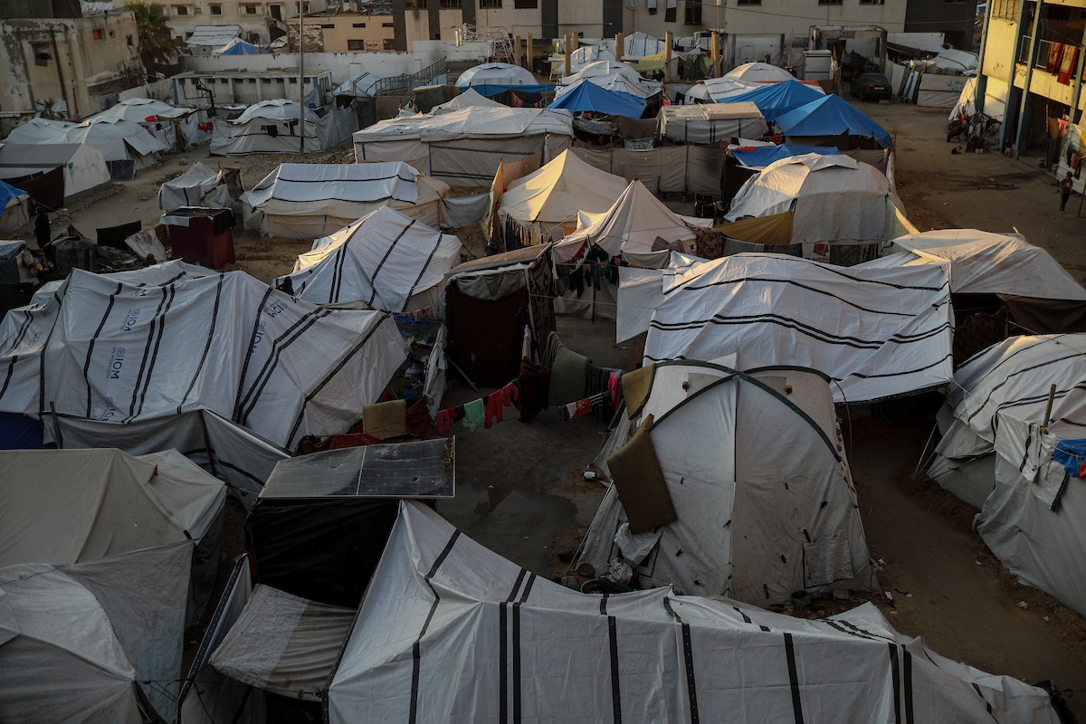 يواصل الفلسطينيون حياتهم اليومية في ظل ظروف صعبة في مدارس الأونروا بمدينة غزة في الأول من ديسمبر/كانون الأول 2025