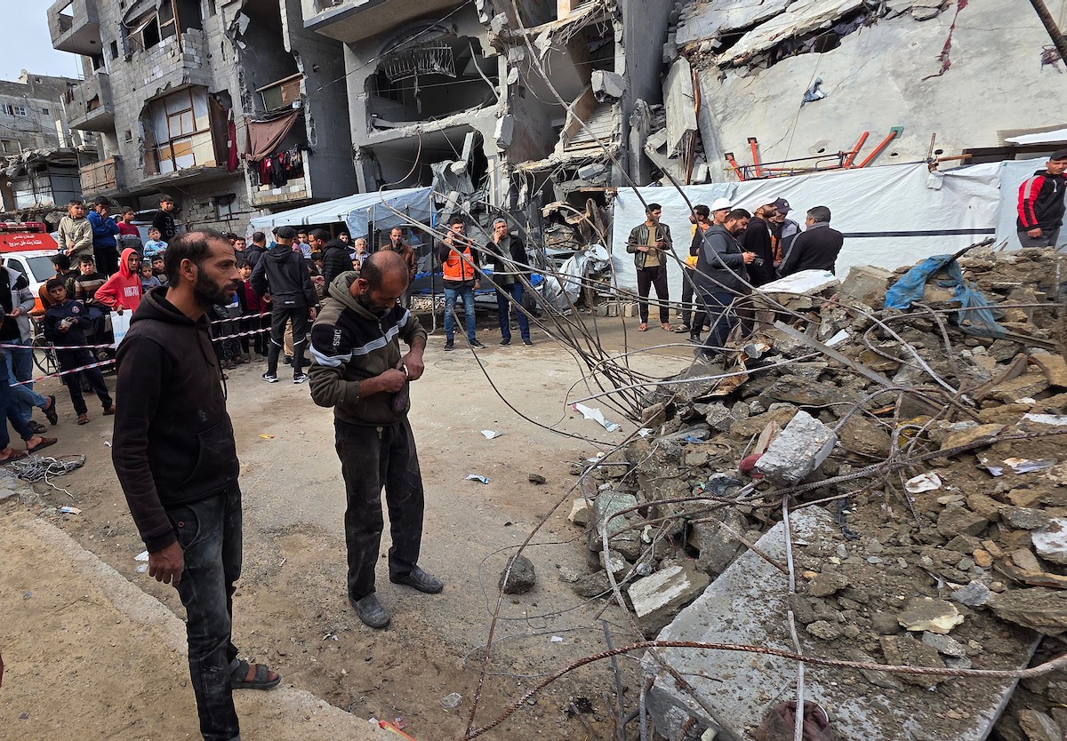 فرق الدفاع المدني تبدأ عمليات البحث عن 55 جثة تحت أنقاض 13 منزلاً دمرها القصف الإسرائيلي في خان يونس، 20 ديسمبر/كانون الأول 2025. صور: طارق محمد/ (APA )