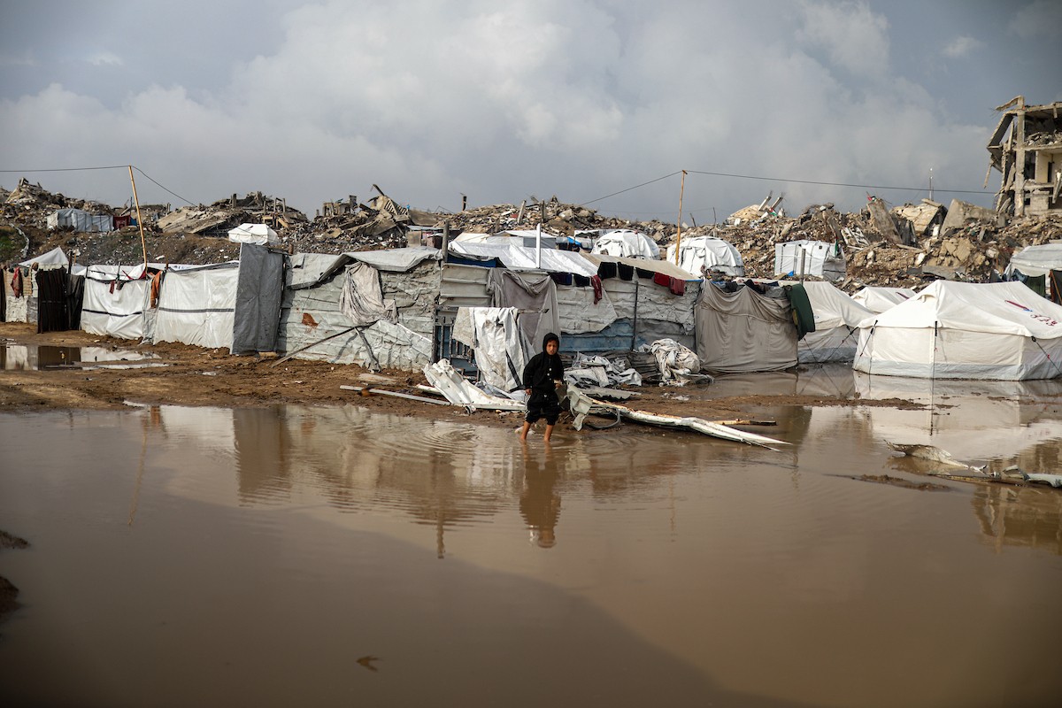 يُعاني النازحون الفلسطينيون من الفيضانات التي اجتاحت خيامهم إثر هطول أمطار غزيرة في غزة، 11 ديسمبر/كانون الأول 2025.