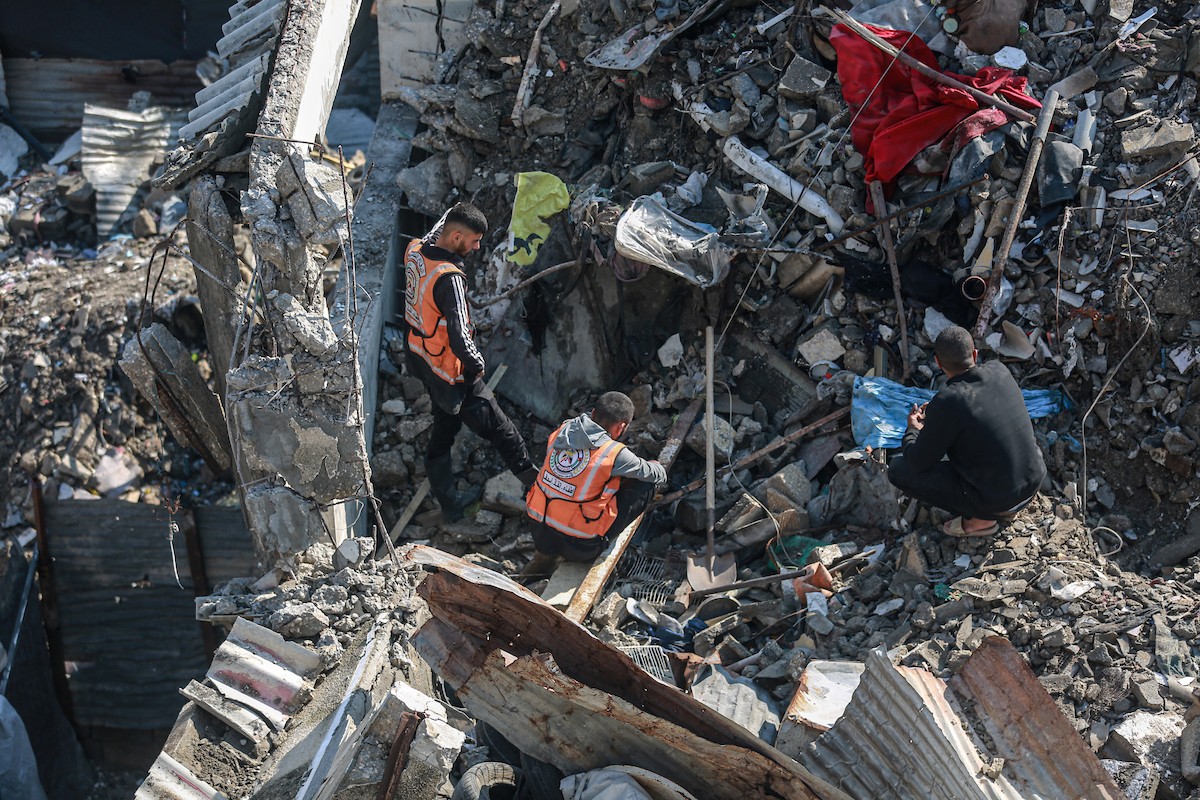 عمليات بحث وإنقاذ في مبنى سكني انهار في مخيم الشاطئ، مدينة غزة، 16 ديسمبر/كانون الأول 2025. صورة: عمر أشتوي
