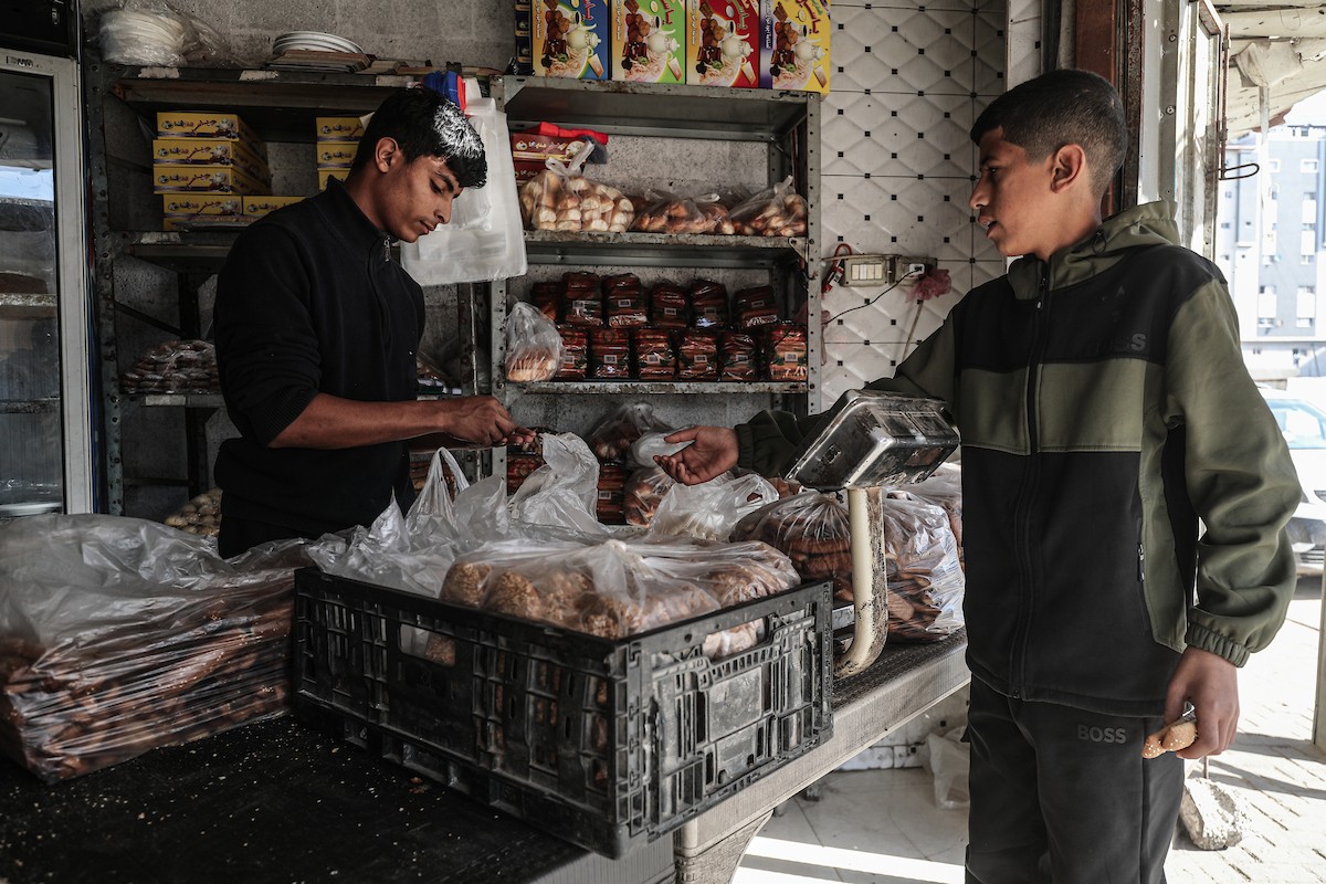 عمال فلسطينيون يعيدون تشغيل أحد أقدم المخابز في مخيم النصيرات للاجئين بعد إغلاقه لمدة عامين بسبب الحرب (9).jpg