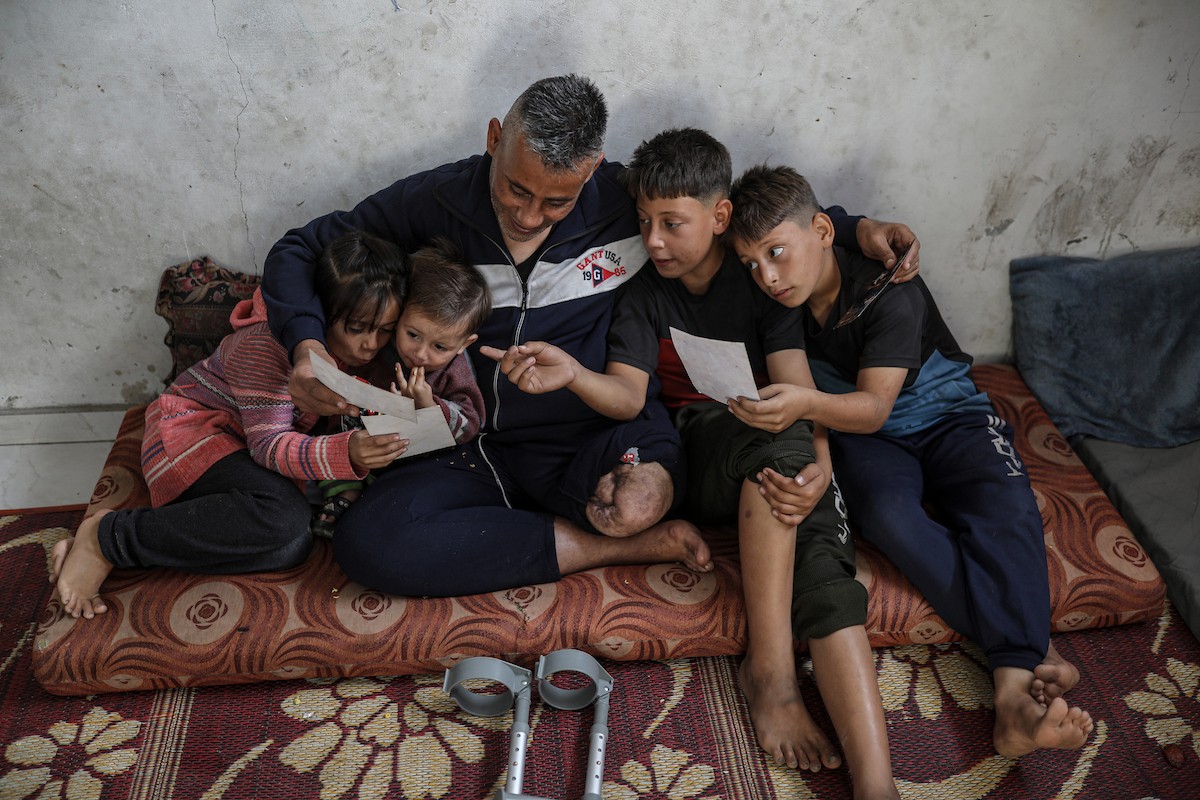 مجدي ريحان، الفلسطيني مبتور الساق، البالغ من العمر 44 عامًا، يعيش مع أطفاله الأربعة في مخيم جباليا شمال غزة بعد استشهاد (2).jpg