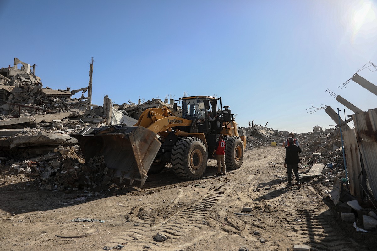 تُجري كتائب القسام واللجنة الدولية للصليب الأحمر ووفد مصري جهود بحث لانتشال جثث أسرى إسرائيليين في جباليا شمال قطاع غزة في الأول من ديسمبر/كانون الأول 2025