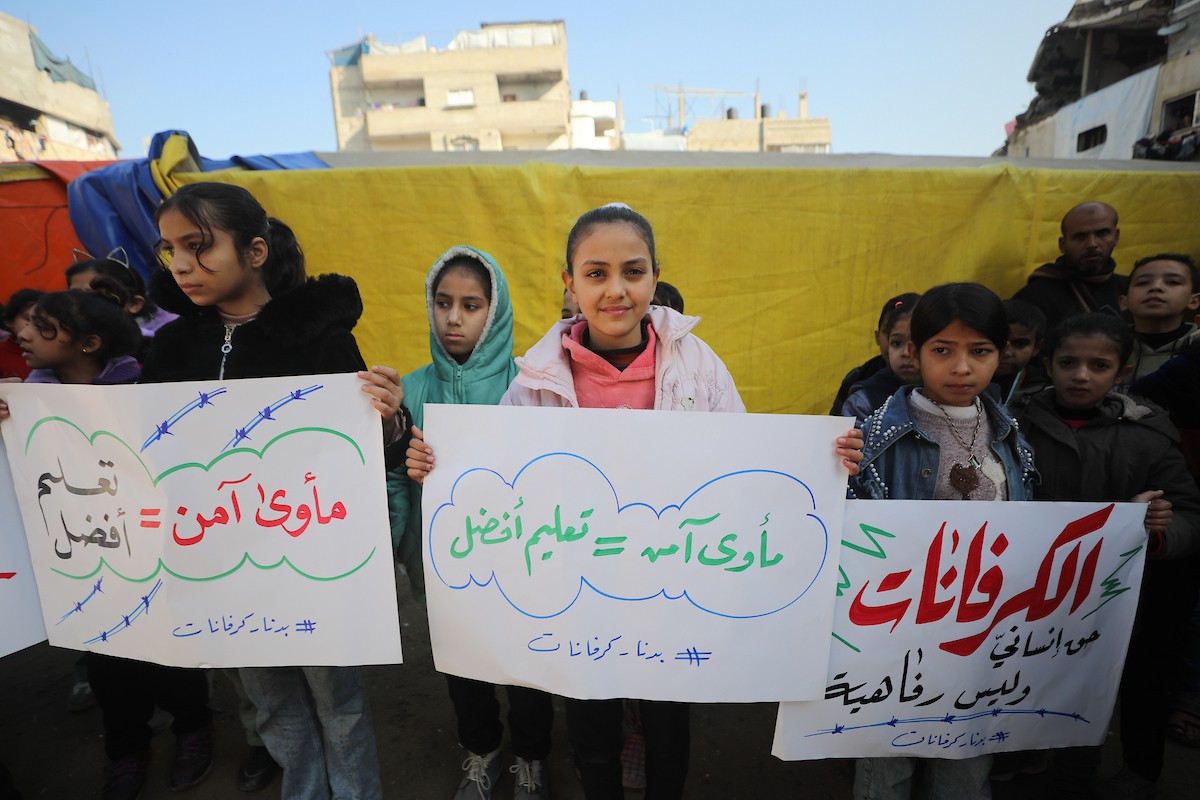 شارك أطفال فلسطينيون في احتجاج بمدينة غزة، مطالبين ببيئة تعليمية آمنة وكريمة بدلاً من الخيام التي يتلقون فيها دروسهم حالياً، ديسمبر/كانون الأول 2025. تصوير: عمر أشتوي