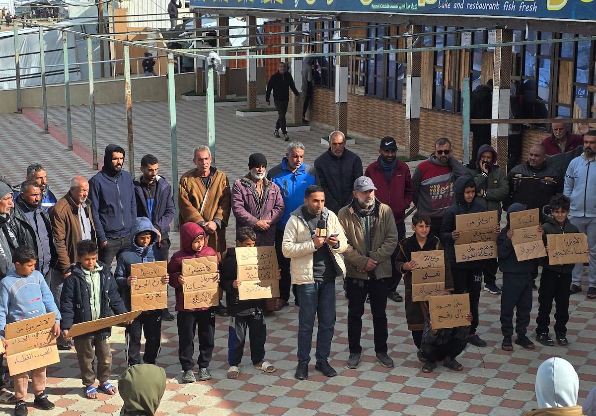 اعتصامٌ نظّمه ائتلاف رفح للنازحين أمام مقرّ الأونروا في منطقة فاش فرش، غرب رفح، للمطالبة بتفعيل الوكالة لدورها الإنساني، ولتسليط الضوء على معاناة النازحين ومطالبهم العادلة. رفح، جنوب قطاع غزة، 28 ديسمبر/كانون الأول 2025. تصوير: طارق محمد (APA ).