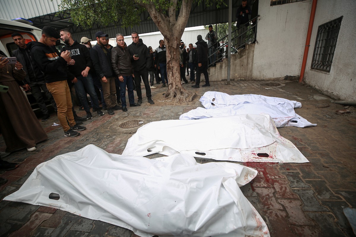 وصول عدد من الجثامين إلى مستشفى الشفاء في غزة عقب غارة جوية إسرائيلية استهدفت سيارة غرب مدينة غزة، في 13 ديسمبر/كانون الأول 2025.صور: عمر أشتوي