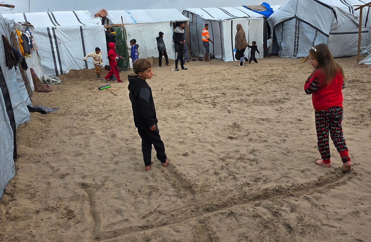 أطفالٌ نجوا من الحرب، تيتموا عن آبائهم وأمهاتهم، يتطلعون إلى عام ٢٠٢٦ بأملٍ كبير، حاملين أحلامًا بسيطة بسلامٍ آمنٍ ودائم، خان يونس، جنوب قطاع غزة، ٣٠ ديسمبر ٢٠٢٥، تصوير: طارق محمد (APA )