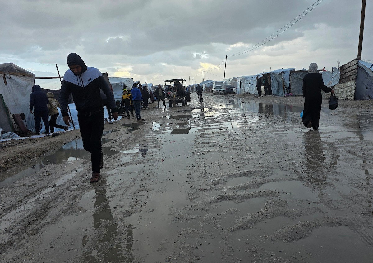 تواجه آلاف العائلات التي تعيش في خيام على شاطئ المواصي في خان يونس، جنوب قطاع غزة، مأساة إنسانية بعد أن جرفت مياه البحر خيامها، تاركةً الأطفال والنساء بلا مأوى.، 29 ديسمبر/كانون الأول 2025.صورة: طارق محمد