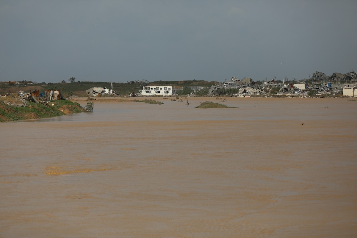 فتح الجيش الإسرائيلي مجرى وادي غزة، مما أدى إلى ارتفاع منسوب المياه إلى مستوى الجسر. وقد فاقم هذا الوضع معاناة العائلات النازحة التي كانت تقيم في خيام بالمنطقة بعد أن فاض الوادي وجرف خيامها، 29 ديسمبر/كانون الأول 2025. صورة: رمزي أبو عامر