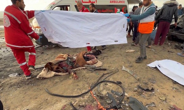 فلسطينيون يتفقدون موقع غارة إسرائيلية استهدفت سيارة على شارع لرشيد غرب مدينة غزة، 13 ديسمبر/كانون الأول 2025. صور: عمر أشتوي