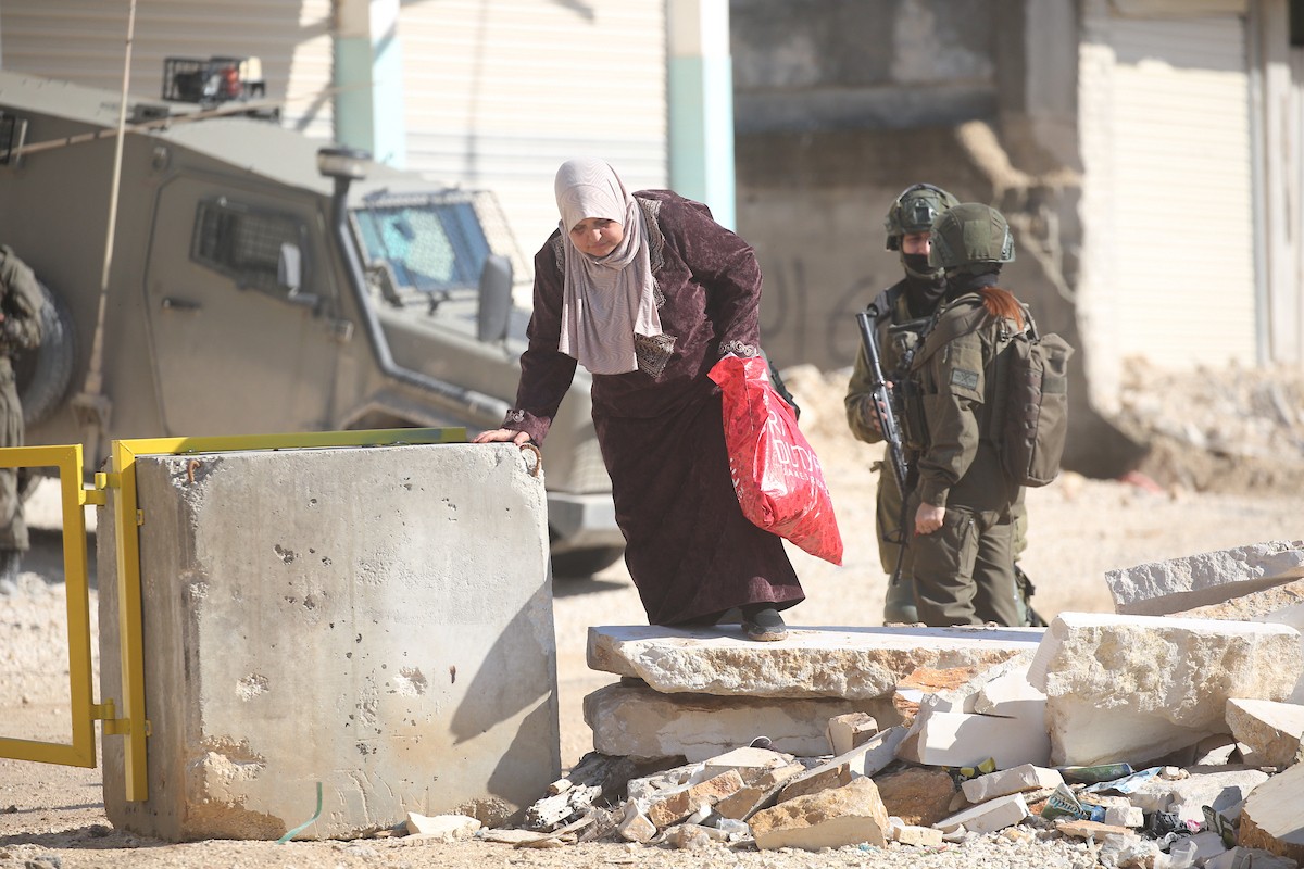 فلسطينيون يحملون أمتعتهم بعد إجبارهم على مغادرة منازلهم على يد القوات الإسرائيلية خلال مداهمة مخيم نور شمس للاجئين في طولكرم، بالضفة الغربية المحتلة، في 17 ديسمبركانون الأول 2025. صورة محمد ناصر