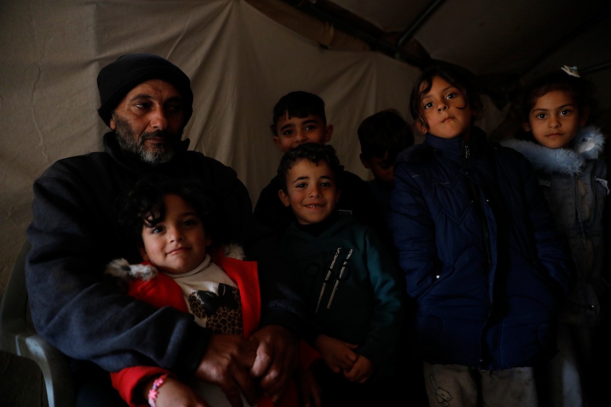 مياه الأمطار تغمر خيمة عائلة حرب التي أقامتها على أنقاض منزلهم الذي هدمه الجيش الإسرائيلي في 9 ديسمبر، في منطقة خلات الفرا، غرب يطا، جنوب الخليل، 29 ديسمبر/كانون الأول 2025. تصوير: مأمون وزواز