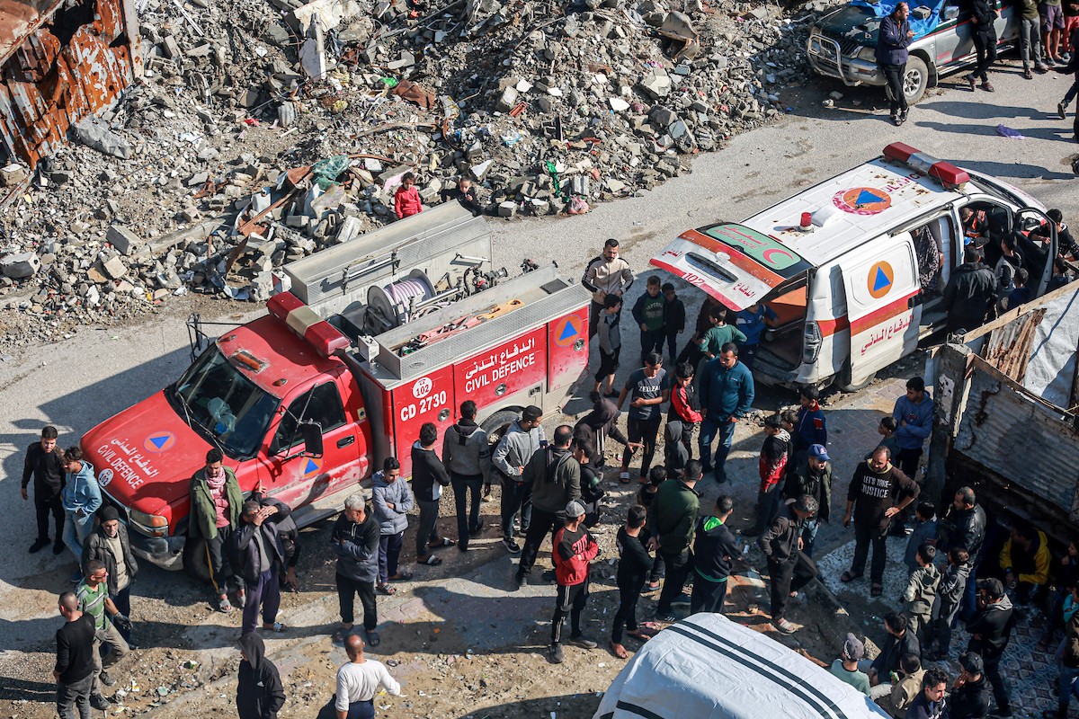 عمليات بحث وإنقاذ في مبنى سكني انهار في مخيم الشاطئ، مدينة غزة، 16 ديسمبر/كانون الأول 2025. صورة: عمر أشتوي