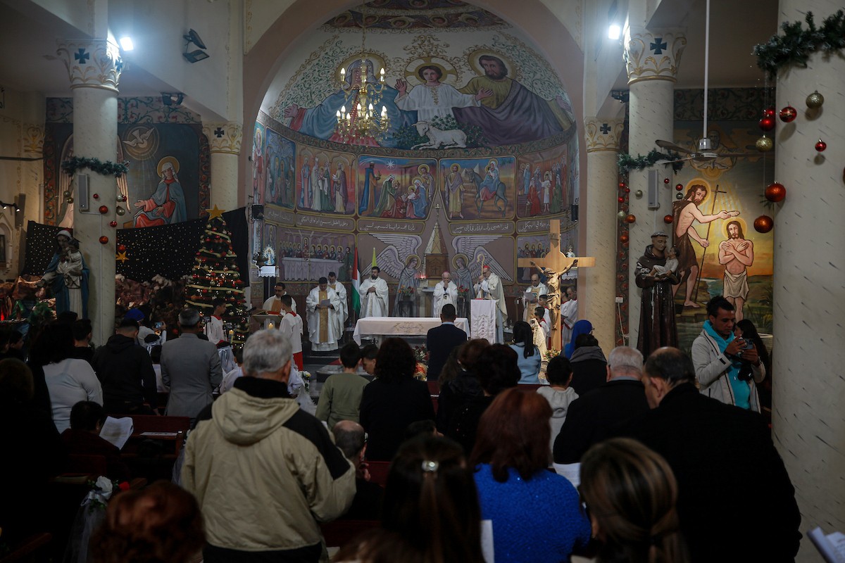 بطريرك اللاتين في القدس الكاردينال بييرباتيستا بيتسابالا يترأس قداس عيد الميلاد في غزة يوم الأحد 21 ديسمبر/كانون الأول 2025.تصوير: عمر أشتوي
