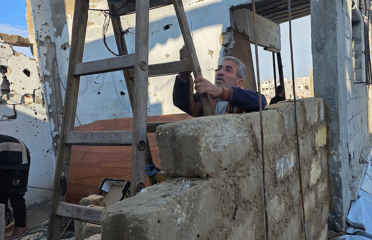 يبني الفلسطينيون بيوتًا طينية في خان يونس جنوب قطاع غزة، مستخدمين أدوات وأساليب بدائية في محاولة لتوفير مأوى آمن لأنفسهم من برد الشتاء القارس