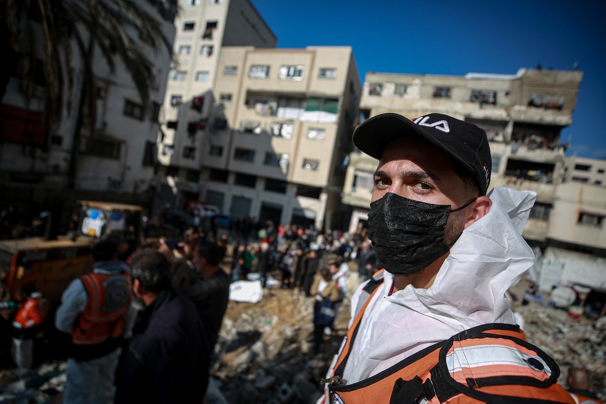 تواصل فرق الدفاع المدني، مستخدمةً آليات مصرية ثقيلة، عمليات البحث للوصول إلى جثث الفلسطينيين الذين سقطوا في هجمات إسرائيلية والمدفونين تحت الأنقاض في مدينة غزة، في 15 ديسمبر/كانون الأول 2025