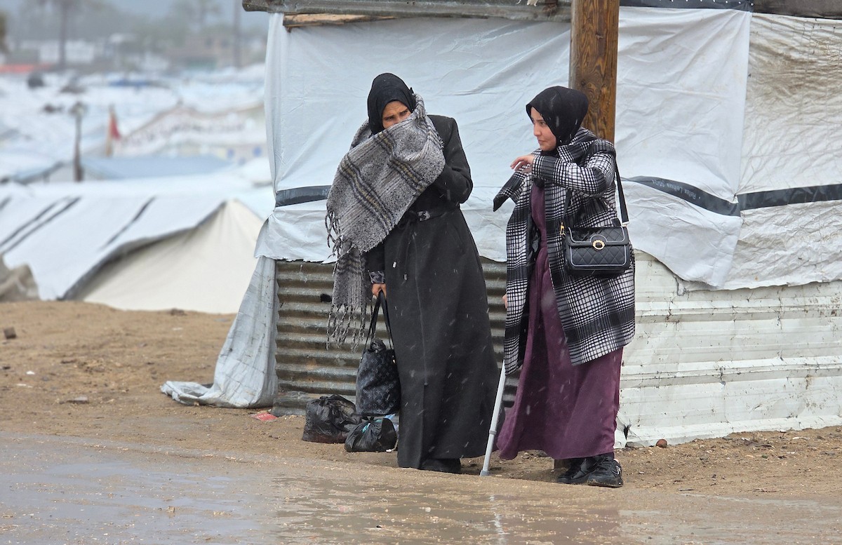 تواجه آلاف العائلات التي تعيش في خيام على شاطئ المواصي في خان يونس، جنوب قطاع غزة، مأساة إنسانية بعد أن جرفت مياه البحر خيامها، تاركةً الأطفال والنساء بلا مأوى.، 29 ديسمبر/كانون الأول 2025.صورة: طارق محمد