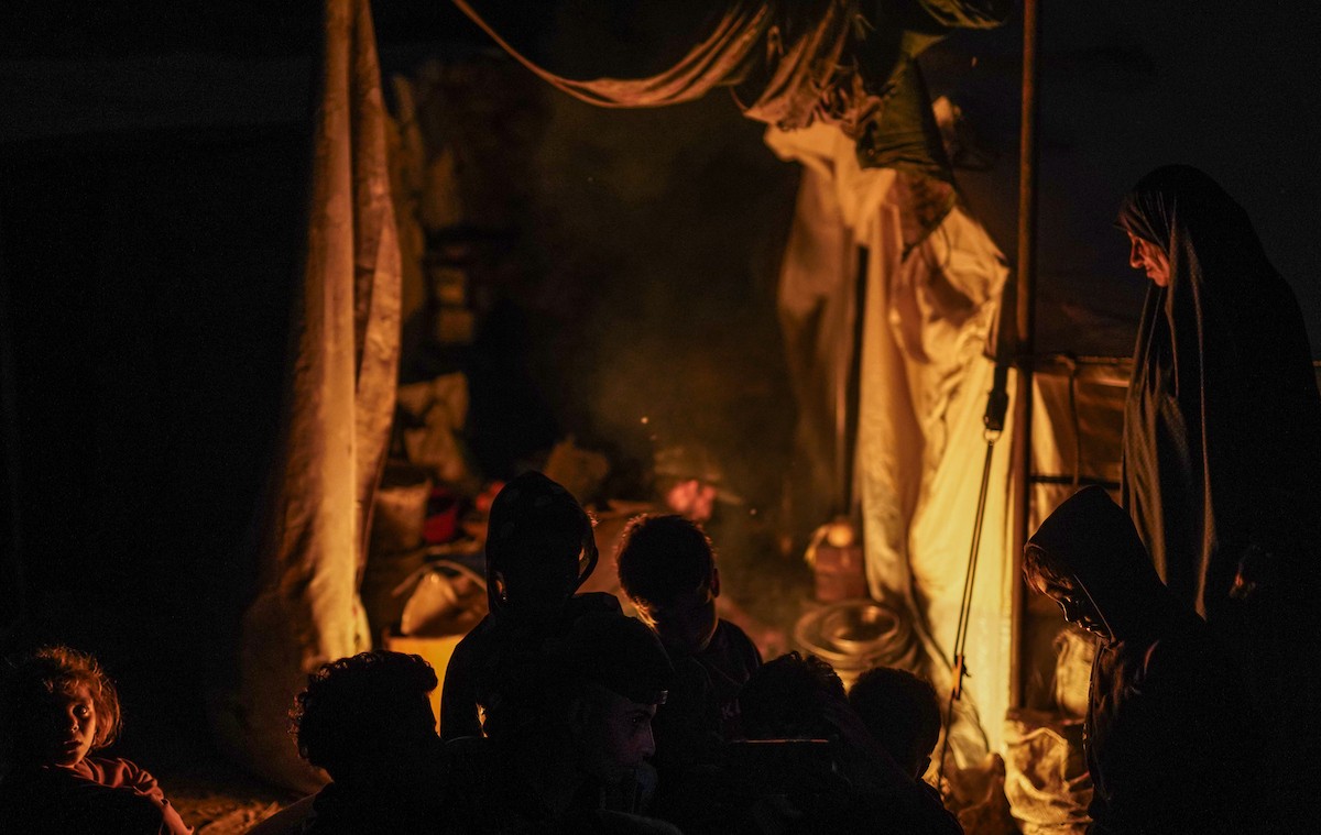 يعيش الفلسطينيون حياتهم اليومية الصعبة ليلاً في خيام نصبت في شوارع مدينة غزة، 5 ديسمبر/كانون الأول 2025.تصوير: عمر أشتوي