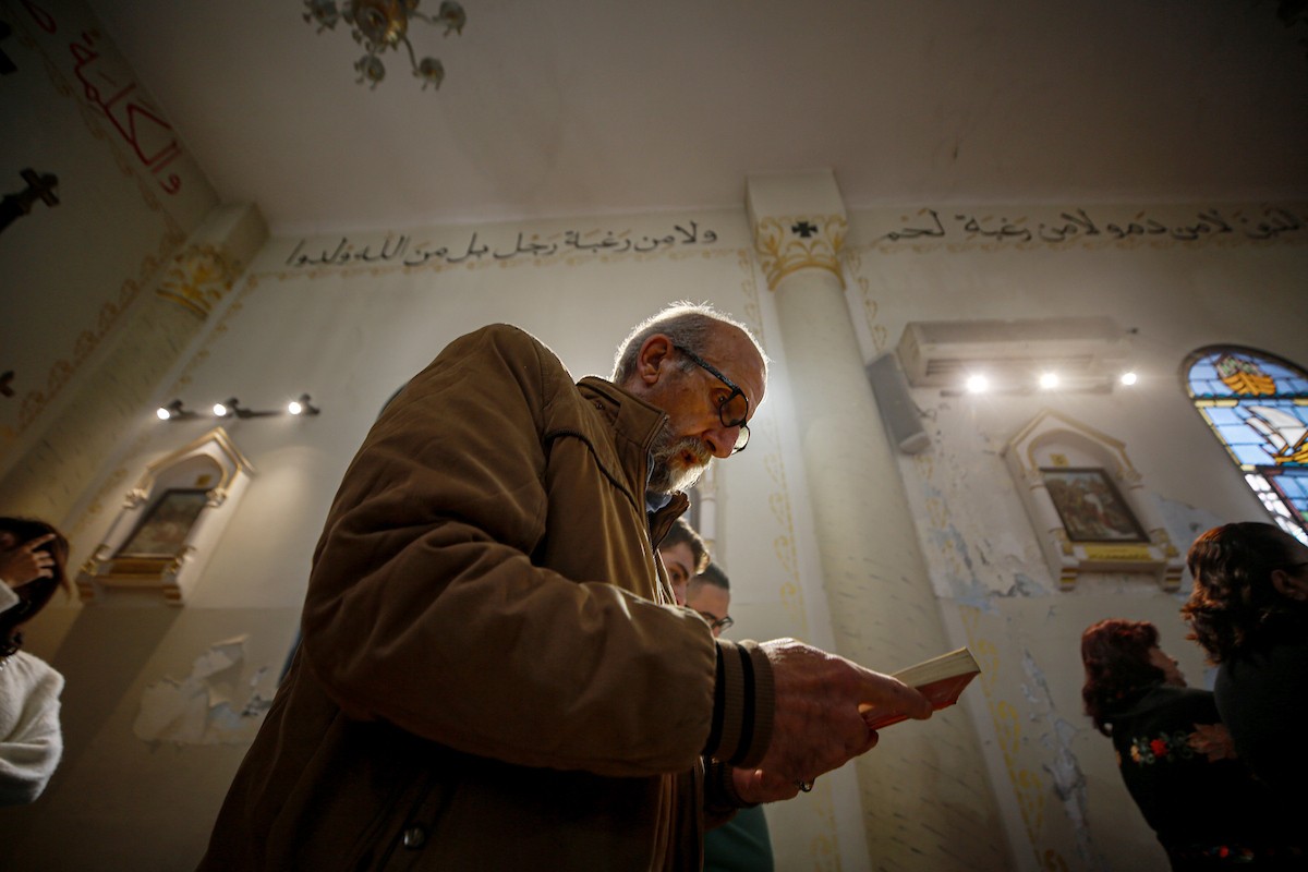 بطريرك اللاتين في القدس الكاردينال بييرباتيستا بيتسابالا يترأس قداس عيد الميلاد في غزة يوم الأحد 21 ديسمبر/كانون الأول 2025.تصوير: عمر أشتوي