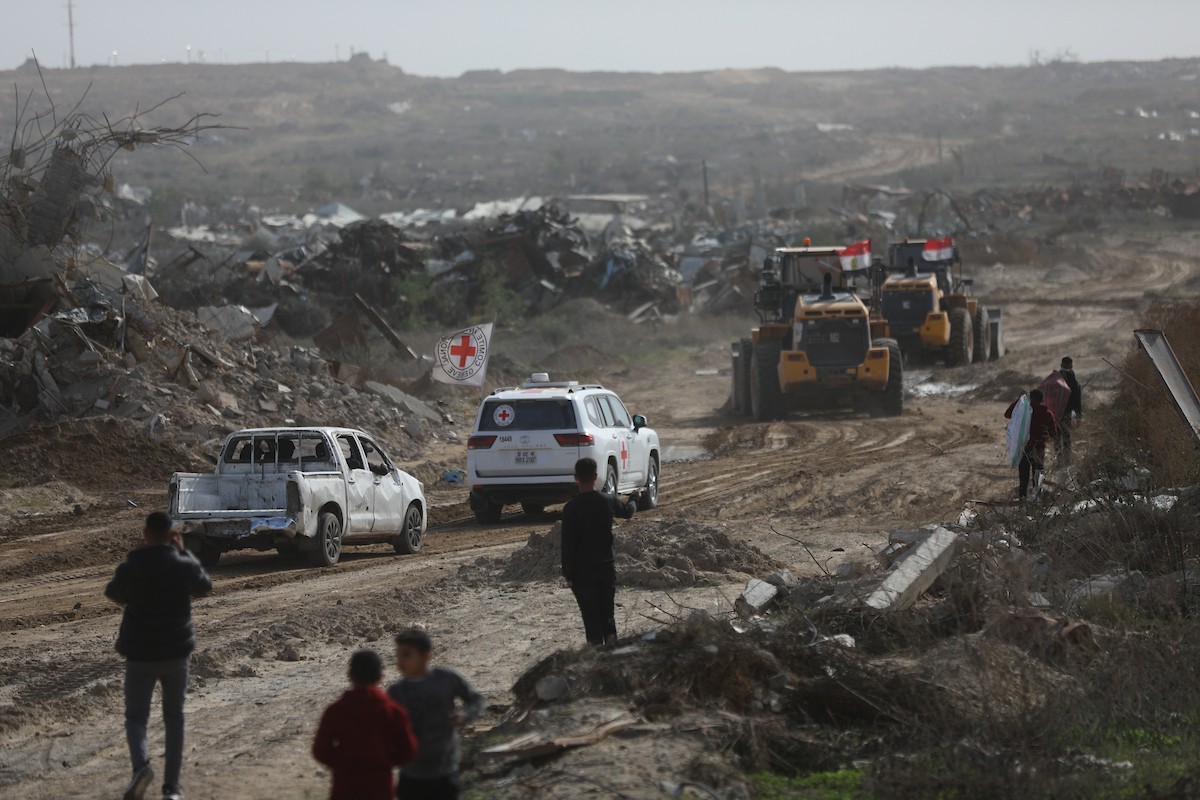 فرق من كتائب القسام ومسؤولون من الصليب الأحمر إلى جانب آليات ثقيلة تابعة لمصر،تجري عمليات بحث في حي الزيتون بمدينة غزة، لاستعادة جثة إسرائيلي في 8 ديسمبر/كانون الأول 2025. تصوير: عمر أشتوي