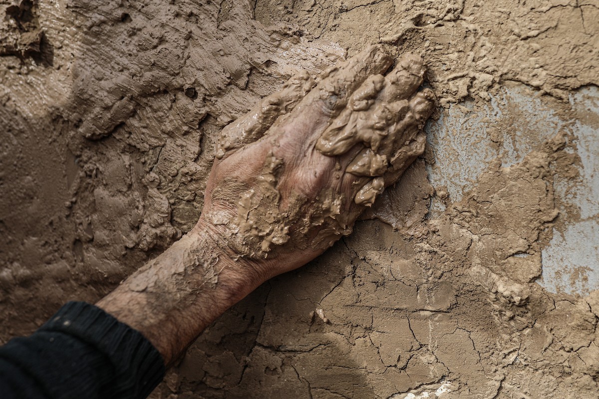 الفلسطيني أحمد المبحوح، مريض سرطان، يبني منزلاً طينياً بيديه في مخيم البريج للاجئين وسط قطاع غزة، 15 ديسمبر/كانون الأول 2025. عدسة: رمزي أبو عامر