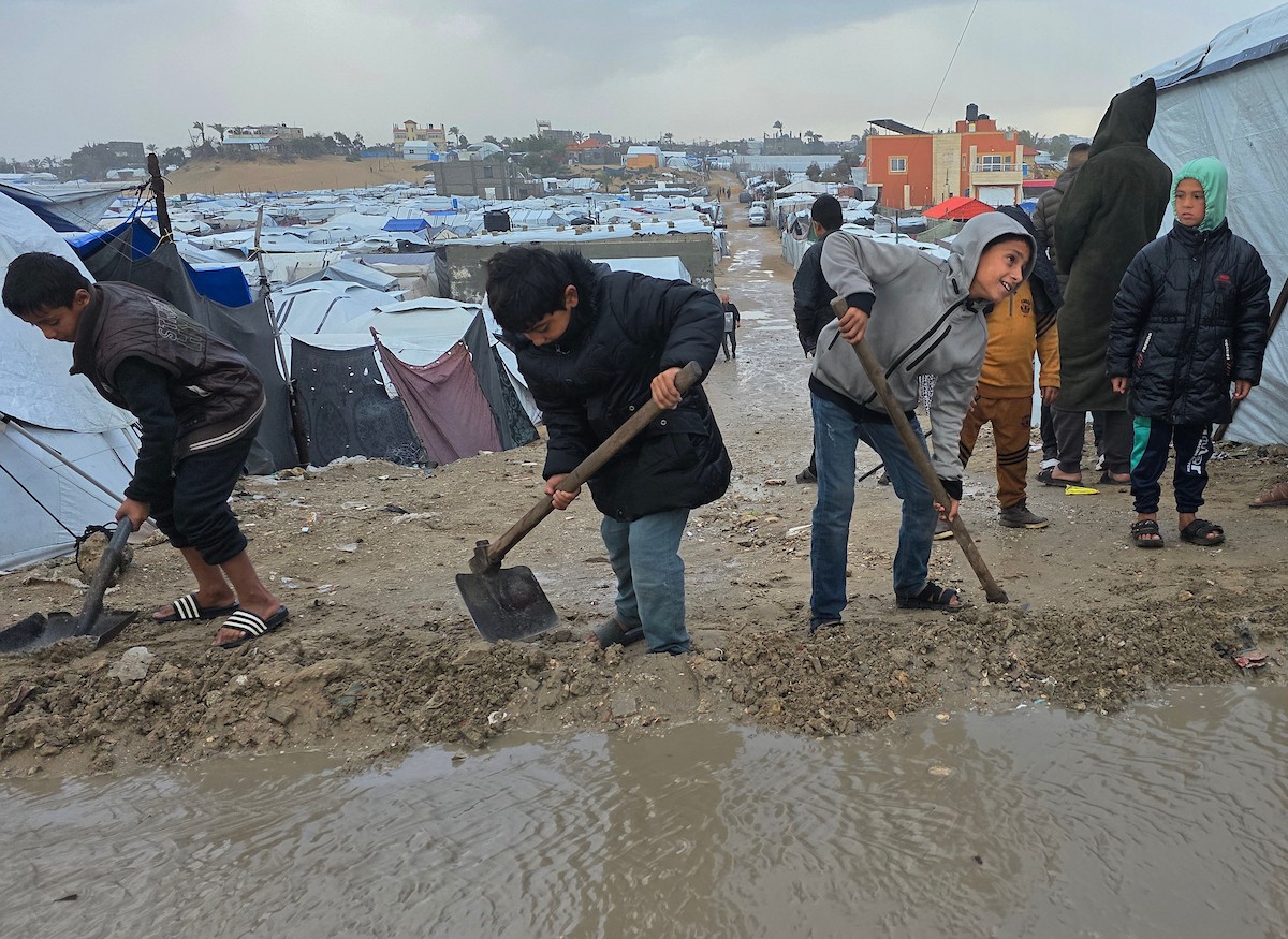 تواجه آلاف العائلات التي تعيش في خيام على شاطئ المواصي في خان يونس، جنوب قطاع غزة، مأساة إنسانية بعد أن جرفت مياه البحر خيامها، تاركةً الأطفال والنساء بلا مأوى.، 29 ديسمبر/كانون الأول 2025.صورة: طارق محمد