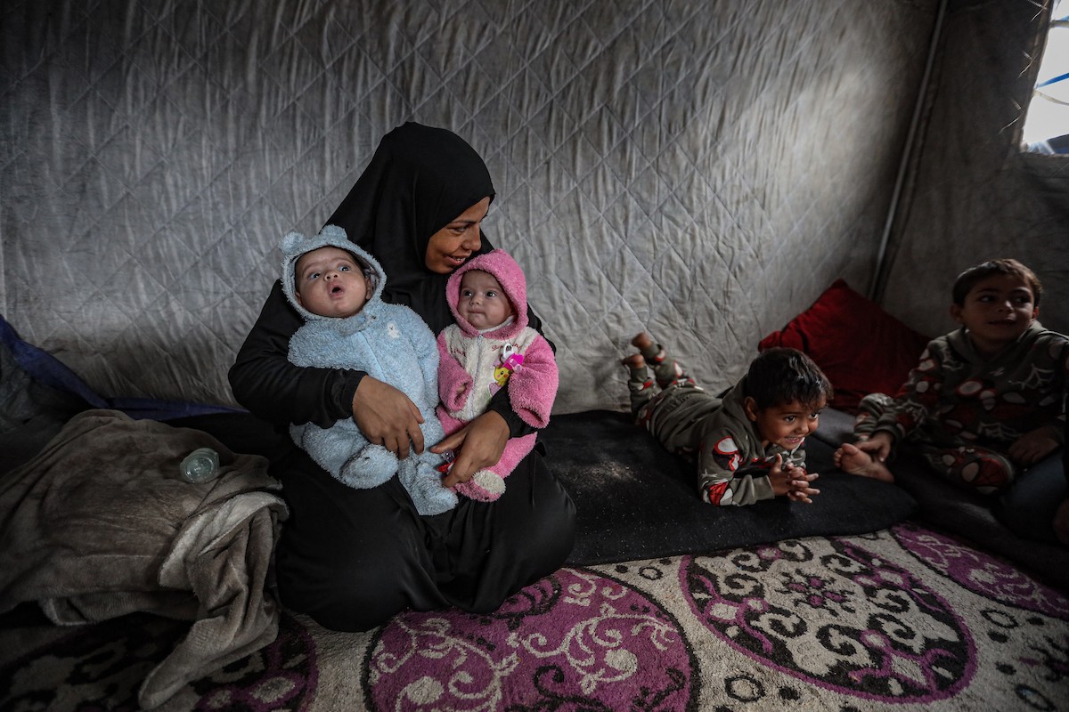 عائلة فلسطينية نازحة مكونة من ستة أفراد  تكافح وسط ظروف غير إنسانية من أجل حماية أطفالها من أجواء الشتاء القارس في  خيمة مهترئة بملعب اليرموك في مدينة غزة، 29 ديسمبر/كانون الأول 2025 صورة: عمر أشتوي