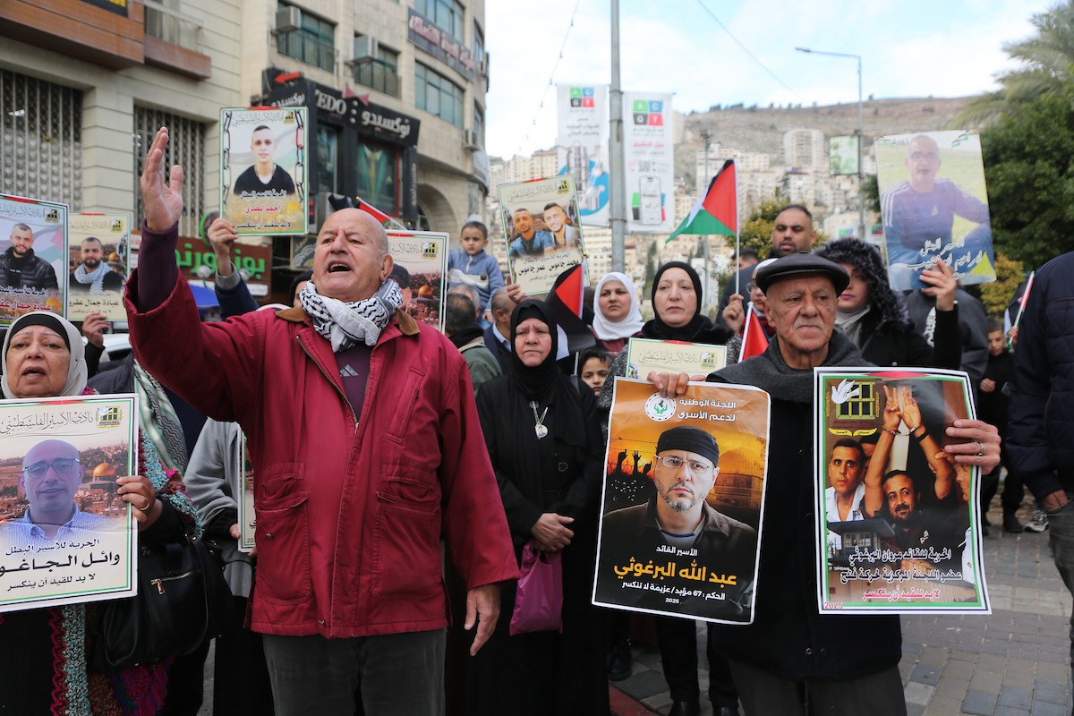 وقفة احتجاجية في نابلس تطالب بالإفراج الأسرى وعدم المساس برواتبهم، 30 ديسمبر/كانون الأول 2025. تصوير: محمد ناصر