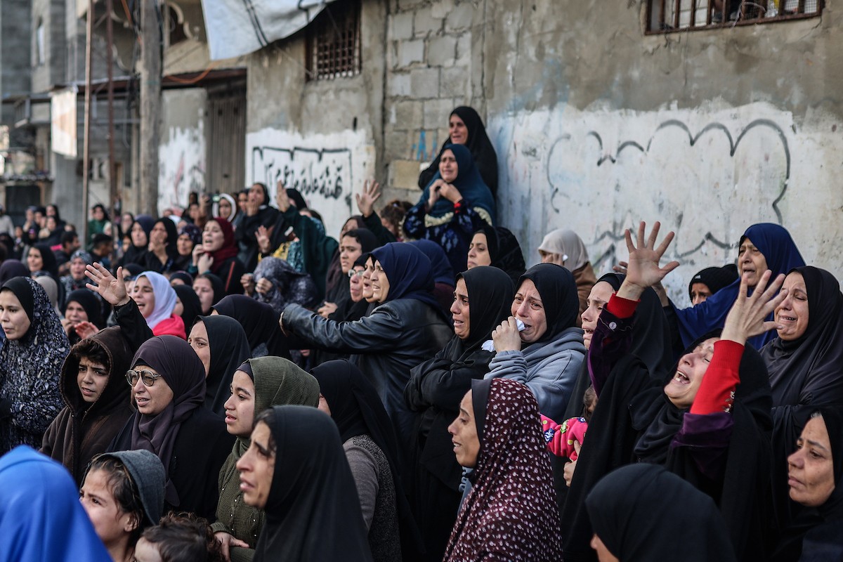 ودّع مواطنون فلسطينيون جثمان محمد بكر (35 عامًا)، وهو صياد، بعد استشهاده بنيران البحرية الإسرائيلية التي استهدفت قوارب صيد قبالة سواحل مدينة غزة، في 30 ديسمبر/كانون الأول 2025. صورة: عمر أشتوي