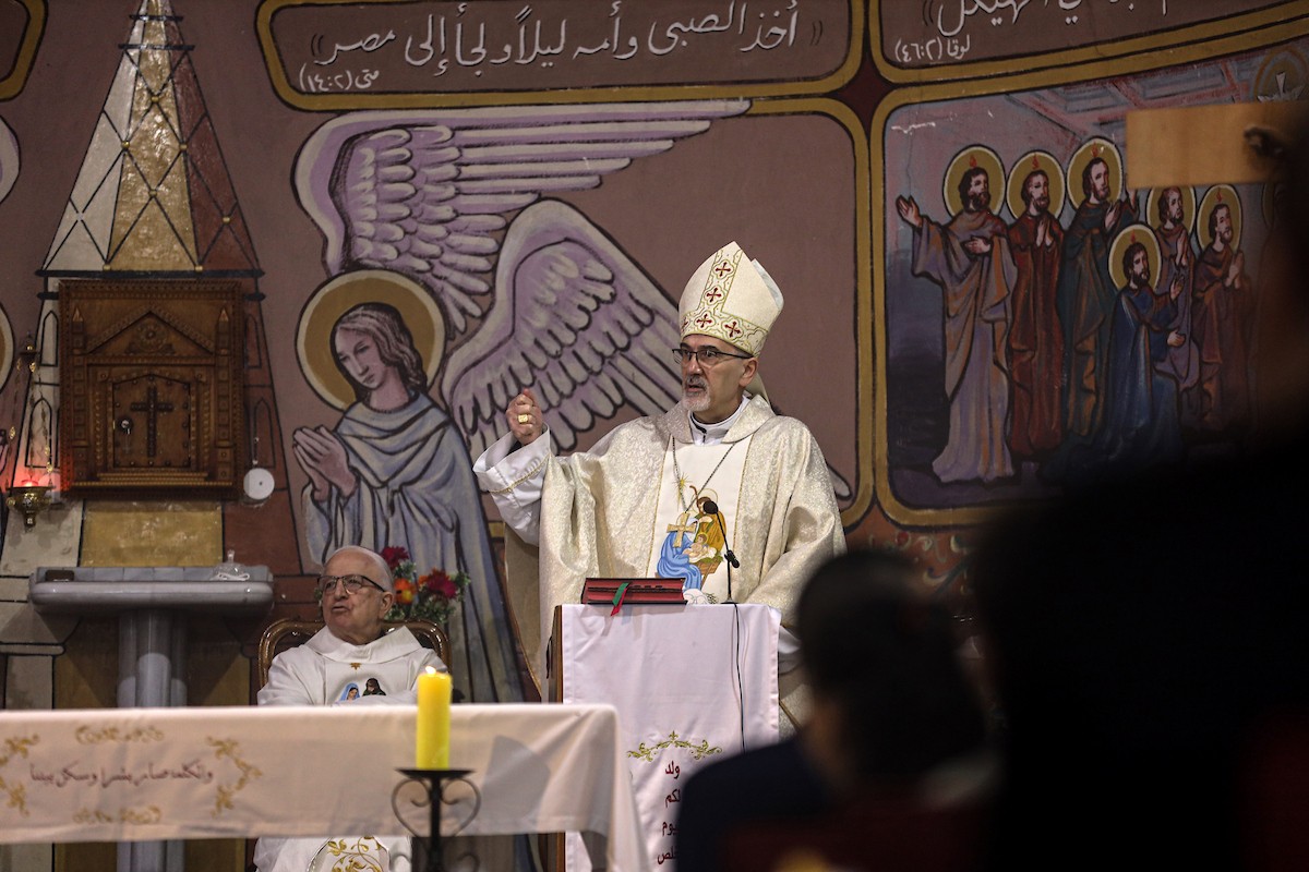 بطريرك اللاتين في القدس الكاردينال بييرباتيستا بيتسابالا يترأس قداس عيد الميلاد في غزة يوم الأحد 21 ديسمبر/كانون الأول 2025.تصوير: عمر أشتوي