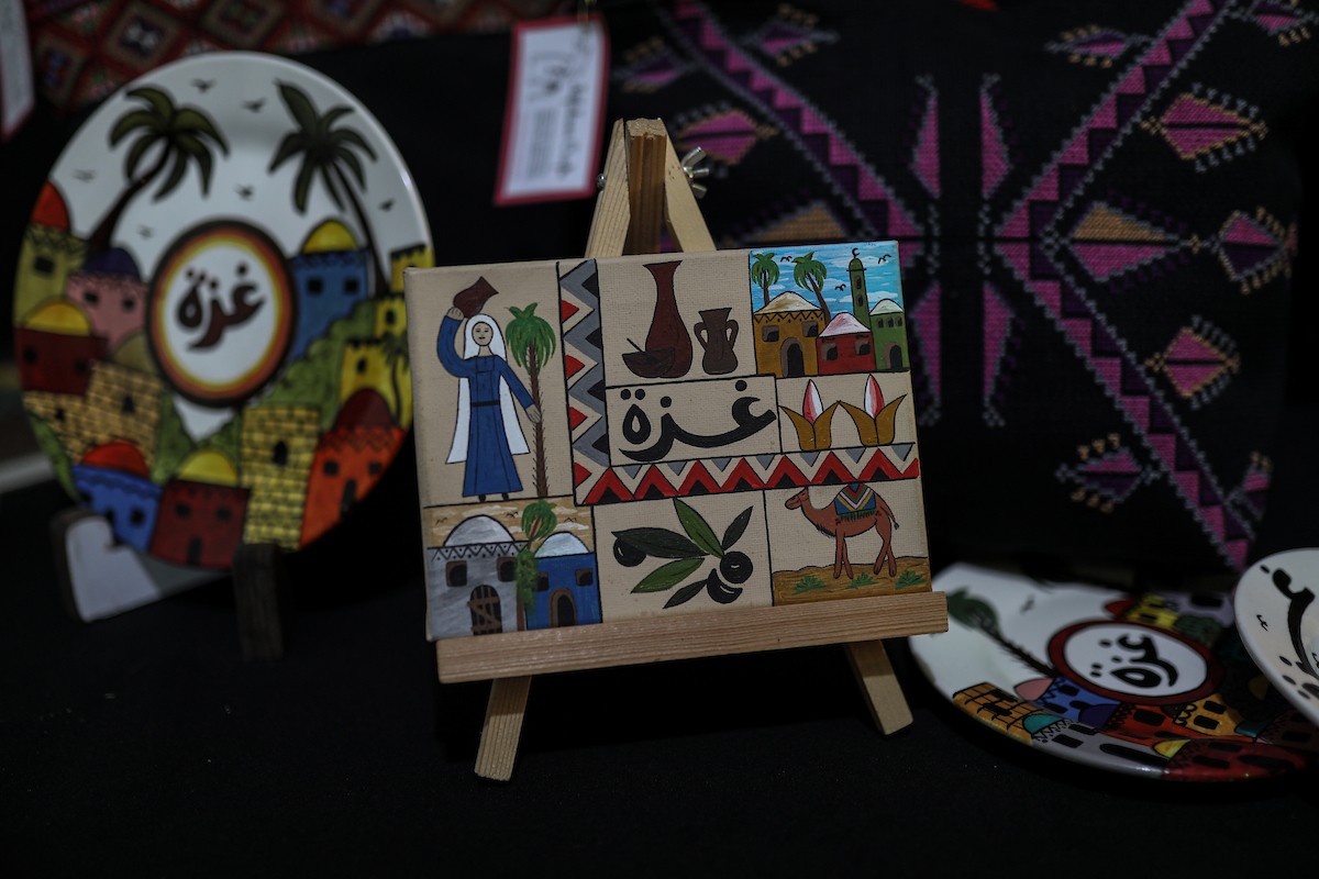 فلسطينيون يحضرون معرضًا يعرض منتجات يدوية من صنع مجموعة من الحرفيين الصم في مدينة غزة