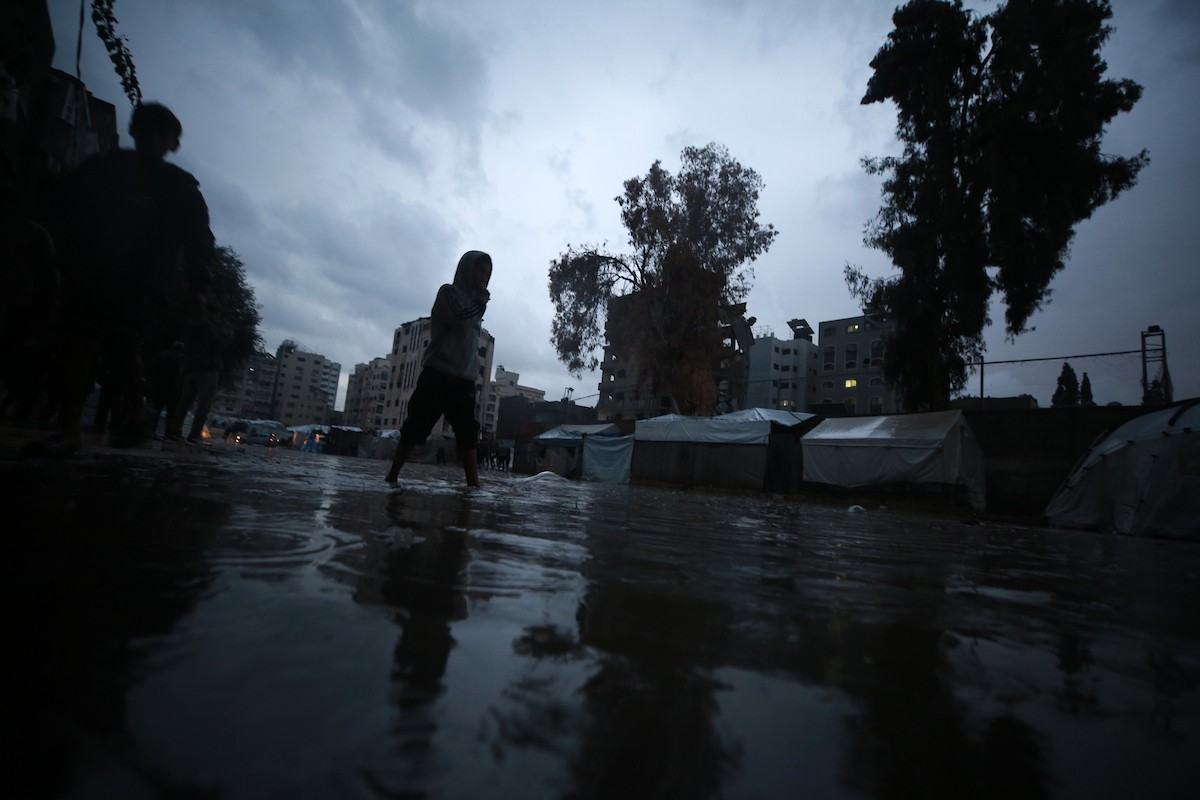 النازحون الفلسطينيون يواجهون برداً قارساً في الخيام بمدينة غزة، 15 ديسمبر/كانون الأول 2025. تصوير: عمر أشتوي