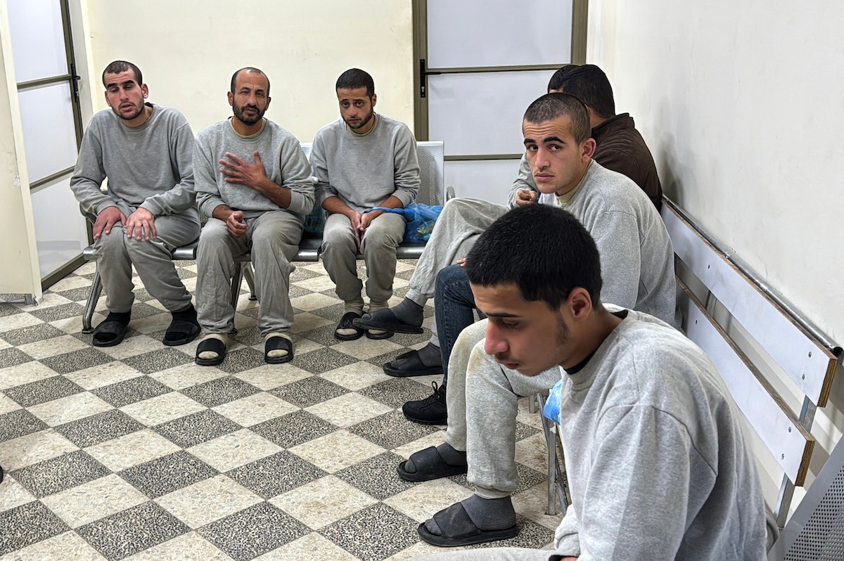 نقل أسرى فلسطينيين أفرج عنهم الجيش الإسرائيلي بواسطة سيارات تابعة للصليب الأحمر إلى مستشفى شهداء الأقصى لإجراء فحوصات طبية في دير البلح، وسط قطاع غزة، بتاريخ 28 ديسمبر/كانون الأول 2025. تصوير: أحمد إبراهيم