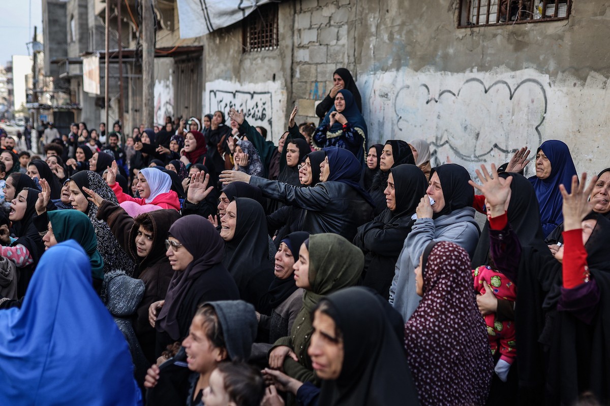 ودّع مواطنون فلسطينيون جثمان محمد بكر (35 عامًا)، وهو صياد، بعد استشهاده بنيران البحرية الإسرائيلية التي استهدفت قوارب صيد قبالة سواحل مدينة غزة، في 30 ديسمبر/كانون الأول 2025. صورة: عمر أشتوي