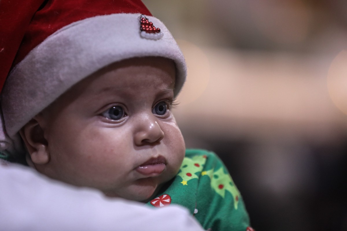 مسيحيون فلسطينيون يحضرون قداس عيد الميلاد في الدير اللاتيني بمدينة غزة في 24 ديسمبر/كانون الأول 2025. صورة: عمر أشتوي