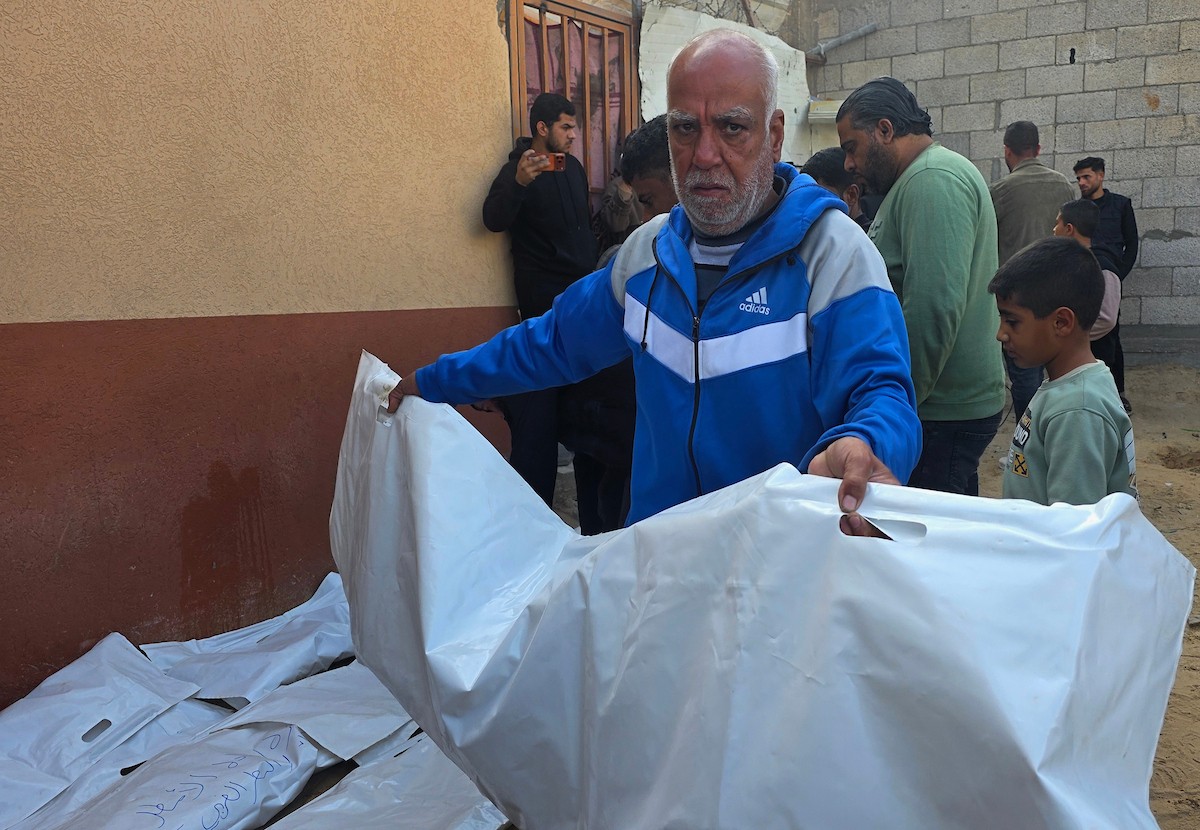 شارك فلسطينيون في جنازة 25 فلسطينياً، بينهم الصحفية هبة العبادلة، الذين فقدوا أرواحهم بعد استهداف منازلهم في غارة جوية إسرائيلية، ثم انتشالهم لاحقاً من تحت الأنقاض، في خان يونس، جنوب قطاع غزة، في 26 ديسمبر/كانون الأول 2025. (صورة: طارق محمد)