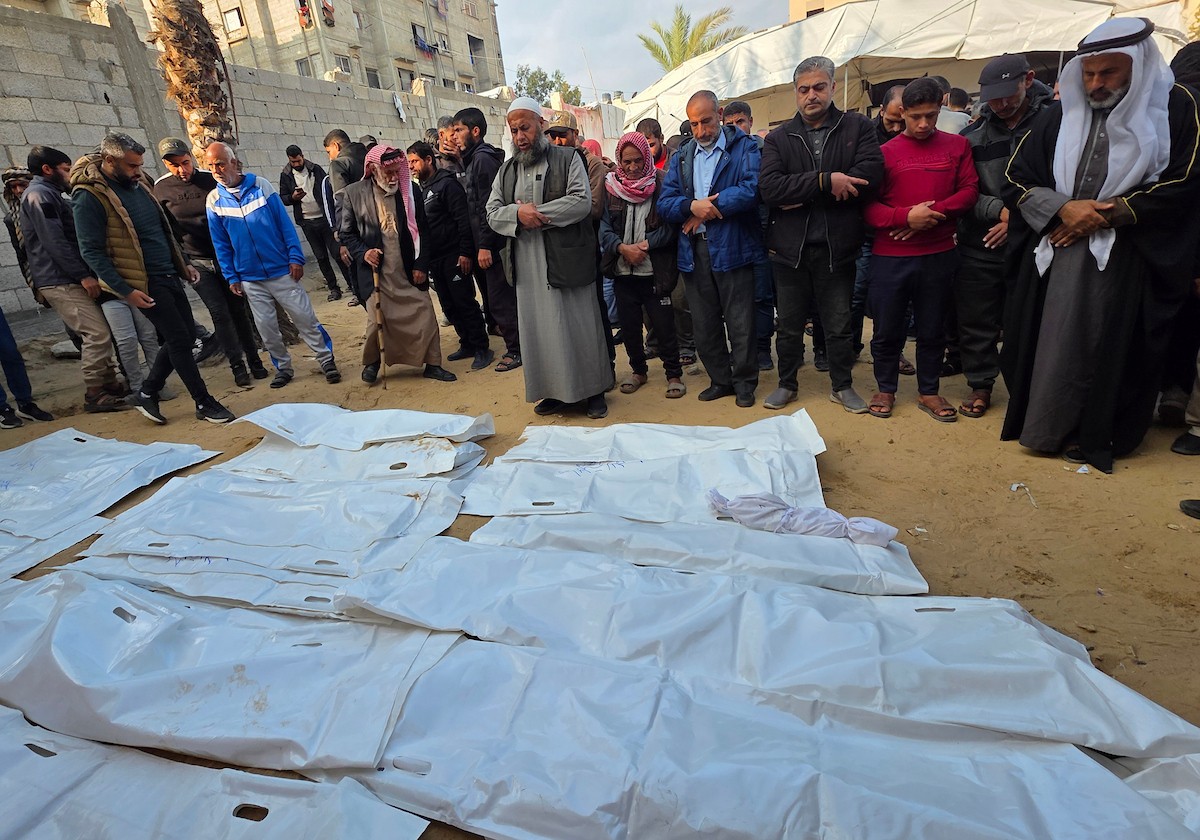 شارك فلسطينيون في جنازة 25 فلسطينياً، بينهم الصحفية هبة العبادلة، الذين فقدوا أرواحهم بعد استهداف منازلهم في غارة جوية إسرائيلية، ثم انتشالهم لاحقاً من تحت الأنقاض، في خان يونس، جنوب قطاع غزة، في 26 ديسمبر/كانون الأول 2025. (صورة: طارق محمد)