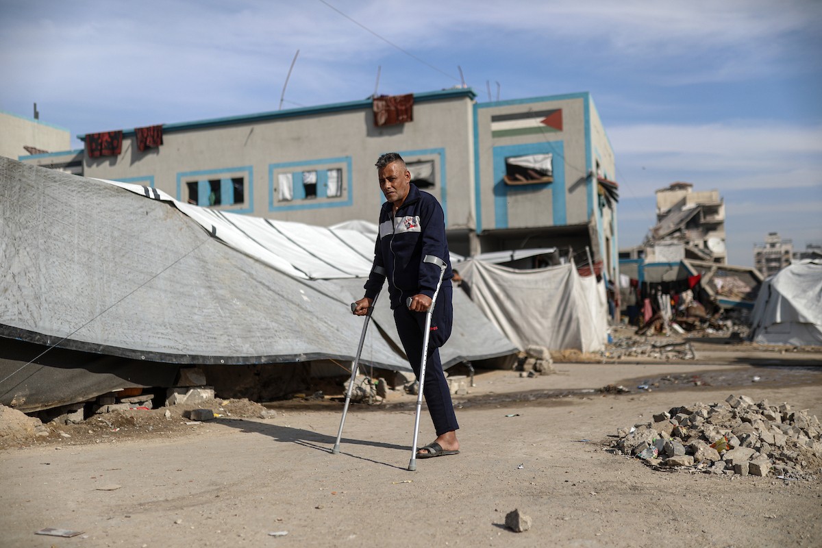 مجدي ريحان، الفلسطيني مبتور الساق، البالغ من العمر 44 عامًا، يعيش مع أطفاله الأربعة في مخيم جباليا شمال غزة بعد استشهاد (8).jpg