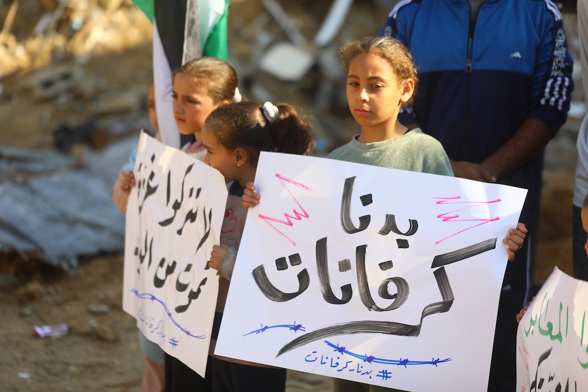 وقفة احتجاجية أمام منزل عائلة لبد المنهار على سكانه في مدينة غزة للمطالبة بتسريع جهود إعادة الإعمار وتوفير منازل متنقلة بدلاً من الخيام، 24 ديسمبر/كانون الأول 2025. تصوير: عمر أشتوي