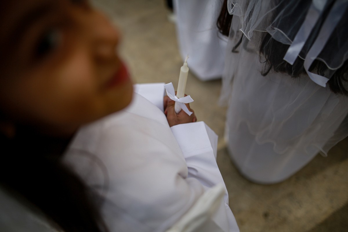 بطريرك اللاتين في القدس الكاردينال بييرباتيستا بيتسابالا يترأس قداس عيد الميلاد في غزة يوم الأحد 21 ديسمبر/كانون الأول 2025.تصوير: عمر أشتوي