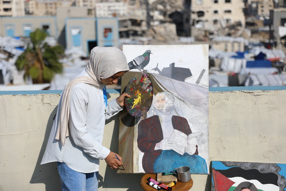 الطفلة النازحة سارة سعدة (14 عامًا) تمارس شغفها الفني بالرسم في خيمتها بمدينة غزة،23 ديسمبر/كانون الأول 2025 تصوير: عمر أشتوي