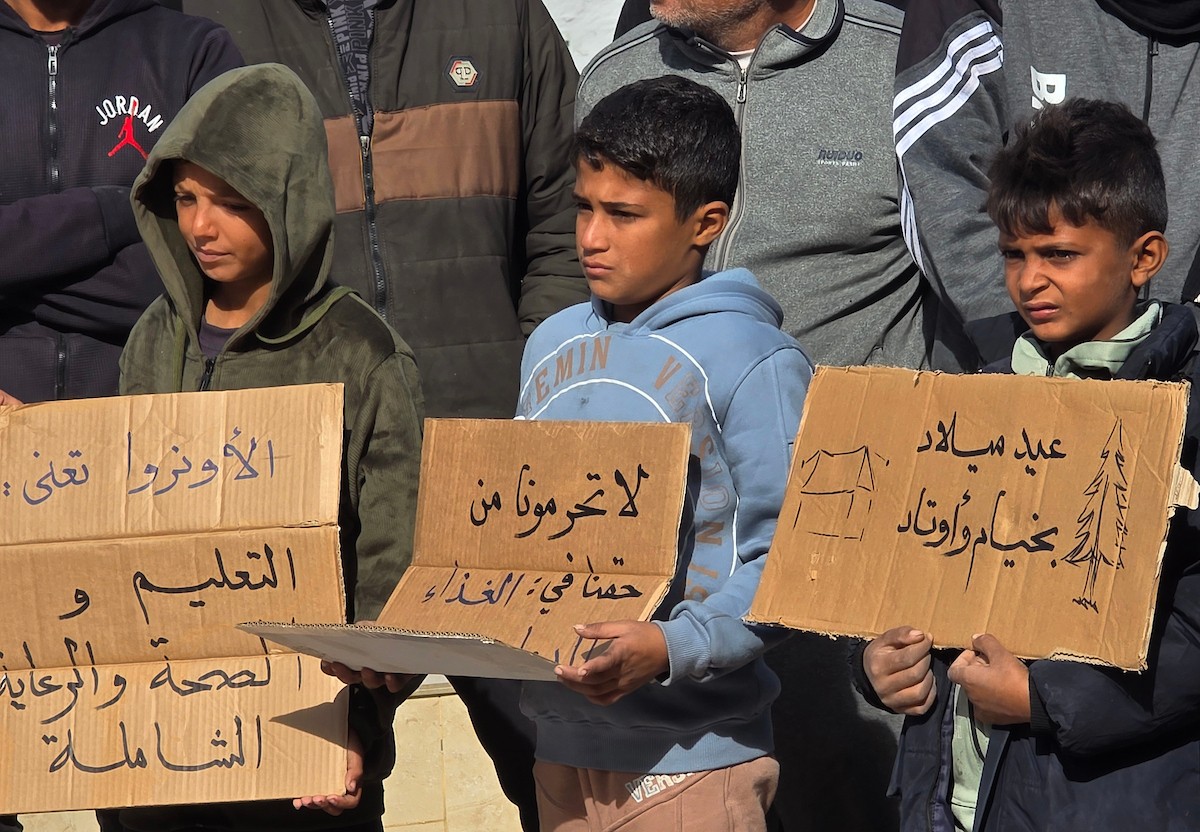 اعتصامٌ نظّمه ائتلاف رفح للنازحين أمام مقرّ الأونروا في منطقة فاش فرش، غرب رفح، للمطالبة بتفعيل الوكالة لدورها الإنساني، ولتسليط الضوء على معاناة النازحين ومطالبهم العادلة. رفح، جنوب قطاع غزة، 28 ديسمبر/كانون الأول 2025. تصوير: طارق محمد (APA ).