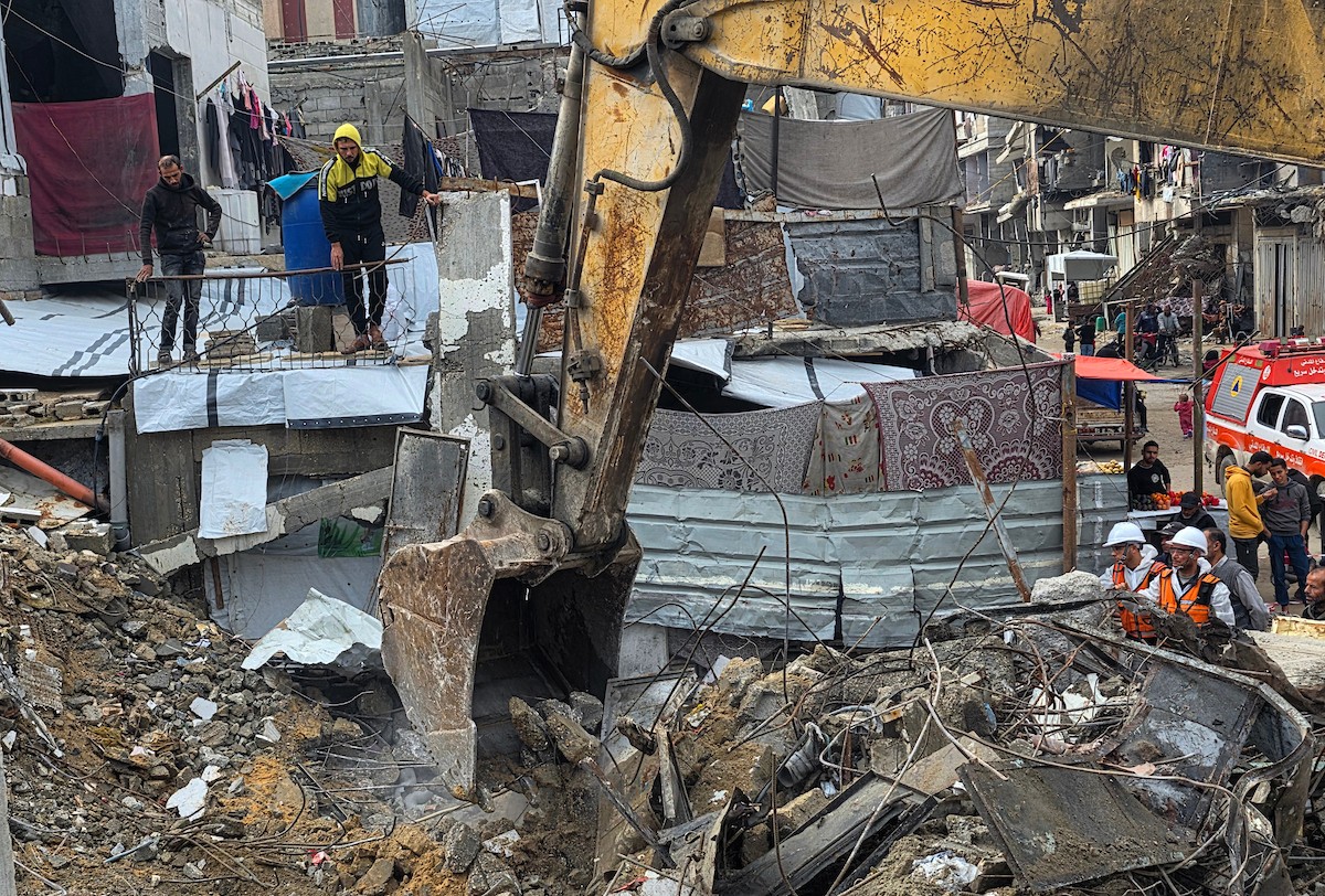 فرق الدفاع المدني تبدأ عمليات البحث عن 55 جثة تحت أنقاض 13 منزلاً دمرها القصف الإسرائيلي في خان يونس، 20 ديسمبر/كانون الأول 2025. صور: طارق محمد/ (APA )