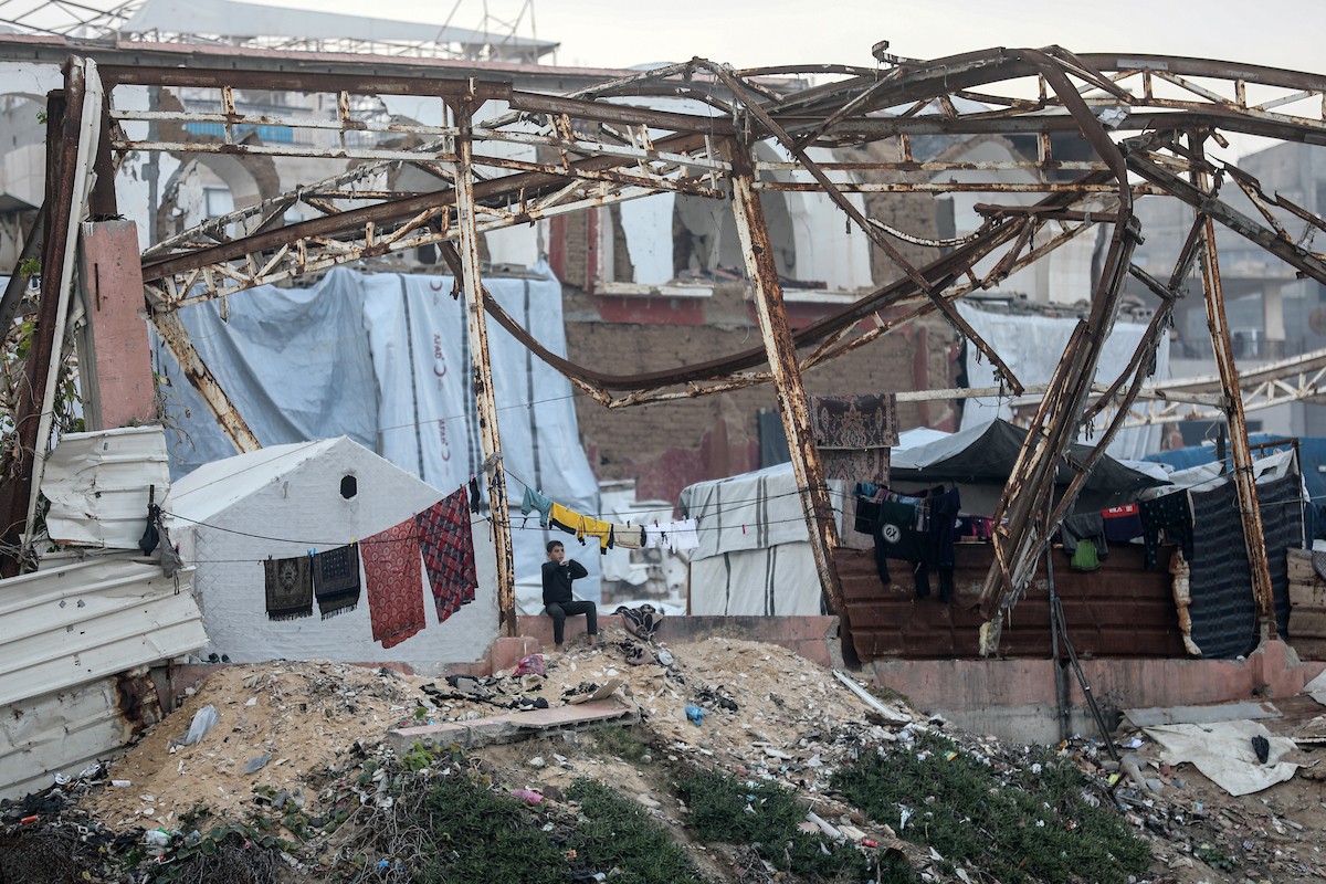 يقضي فلسطينيون نازحون وقتًا على الشاطئ مقابل خيامهم الممتدة على طول ميناء غزة، في غزة، 5 ديسمبر/كانون الأول 2025. تصوير: عمر أشتوي