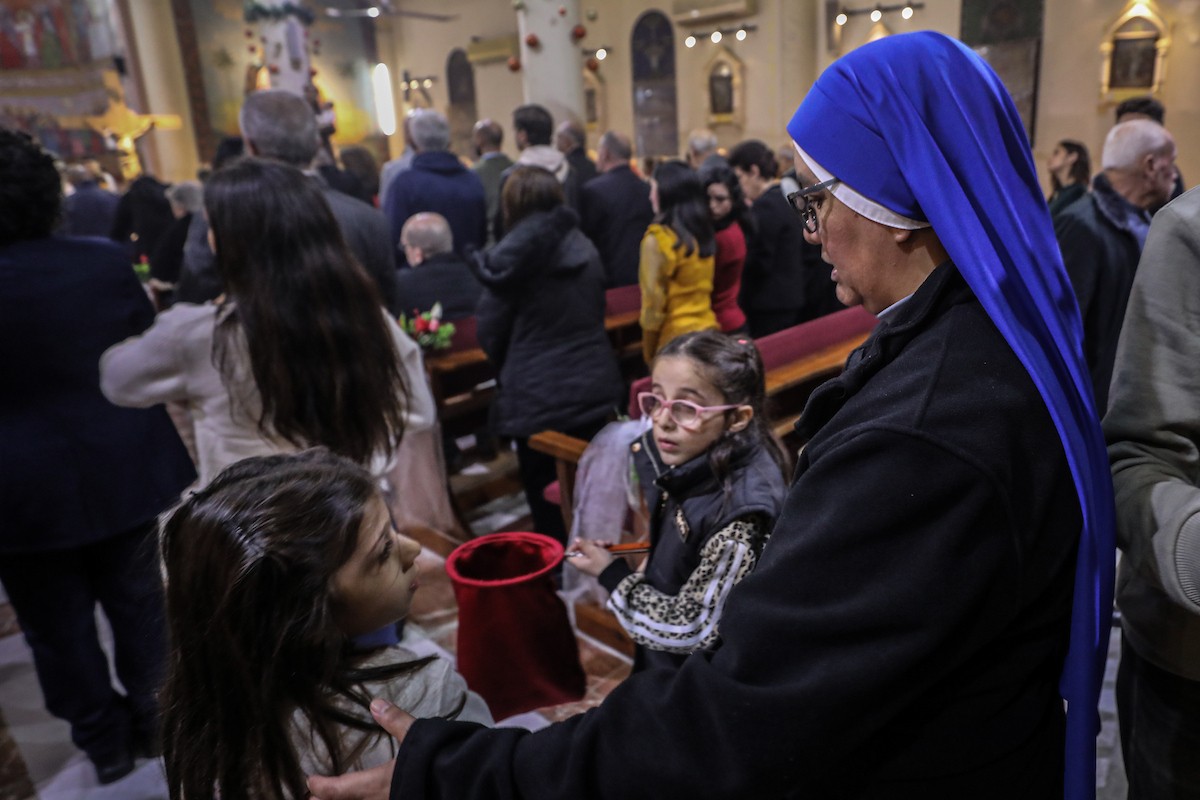 مسيحيون فلسطينيون يحضرون قداس عيد الميلاد في الدير اللاتيني بمدينة غزة في 24 ديسمبر/كانون الأول 2025. صورة: عمر أشتوي