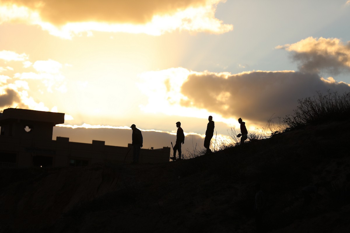 شبان فلسطينيون يركبون الدراجات النارية على الكثبان الرملية في بلدة الزهراء، بعد انقطاع دام عامين عن هذه الرياضة بسبب الحرب واحتلال الجيش الإسرائيلي للمنطقة المعروفة سابقا بمحور
