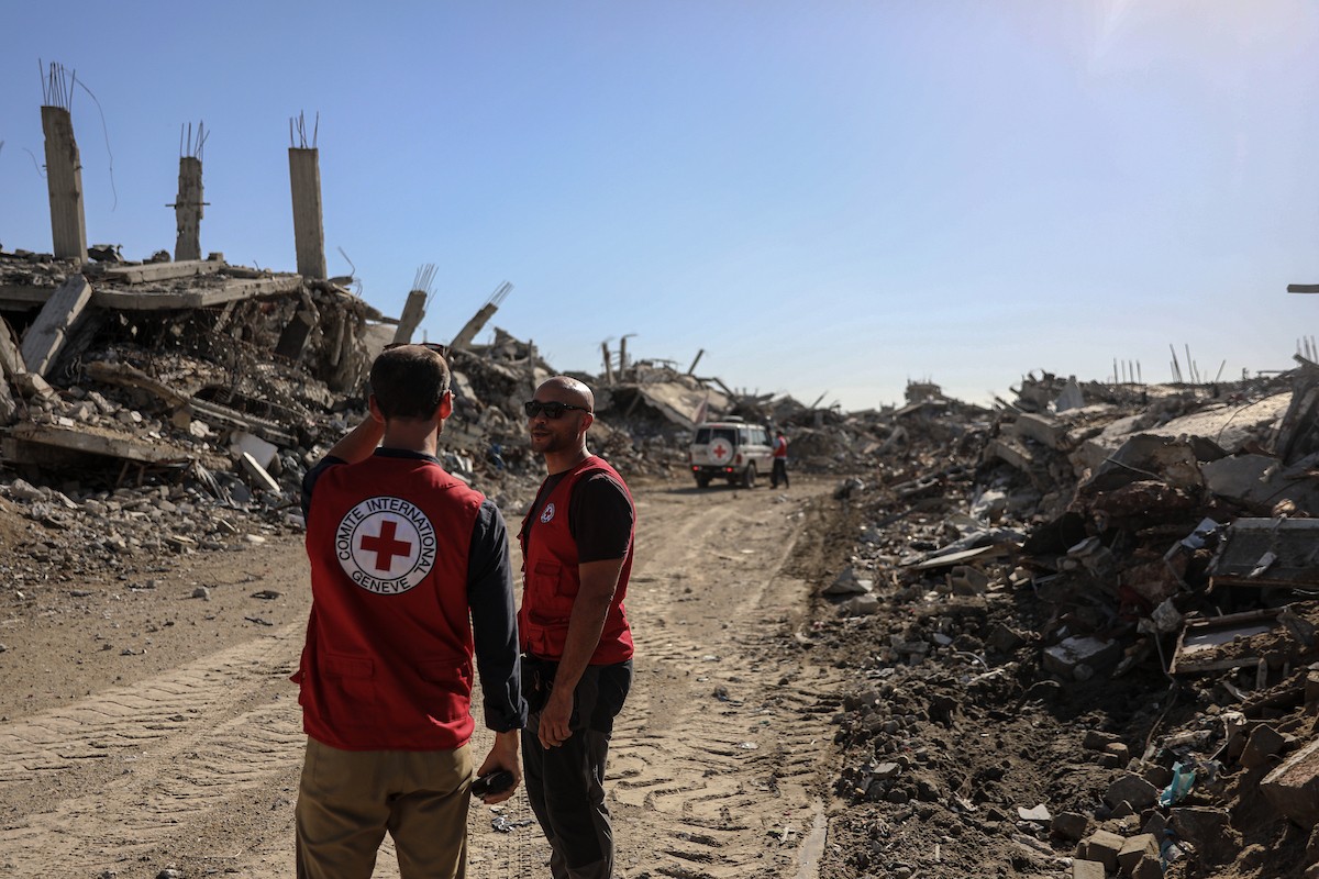 تُجري كتائب القسام واللجنة الدولية للصليب الأحمر ووفد مصري جهود بحث لانتشال جثث أسرى إسرائيليين في جباليا شمال قطاع غزة في الأول من ديسمبر/كانون الأول 2025