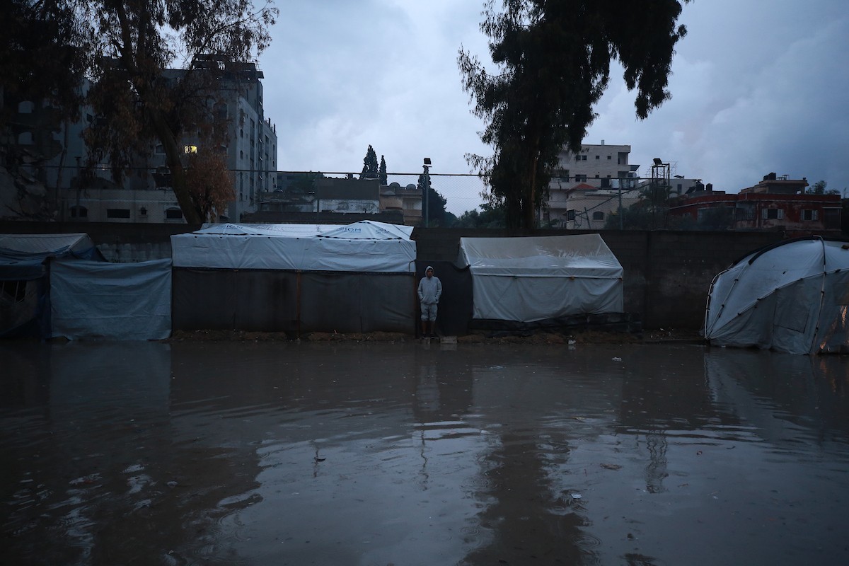 النازحون الفلسطينيون يواجهون برداً قارساً في الخيام بمدينة غزة، 15 ديسمبر/كانون الأول 2025. تصوير: عمر أشتوي