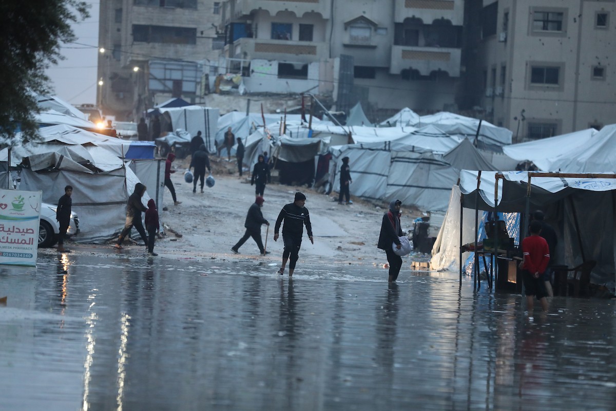 النازحون الفلسطينيون يواجهون برداً قارساً في الخيام بمدينة غزة، 15 ديسمبر/كانون الأول 2025. تصوير: عمر أشتوي