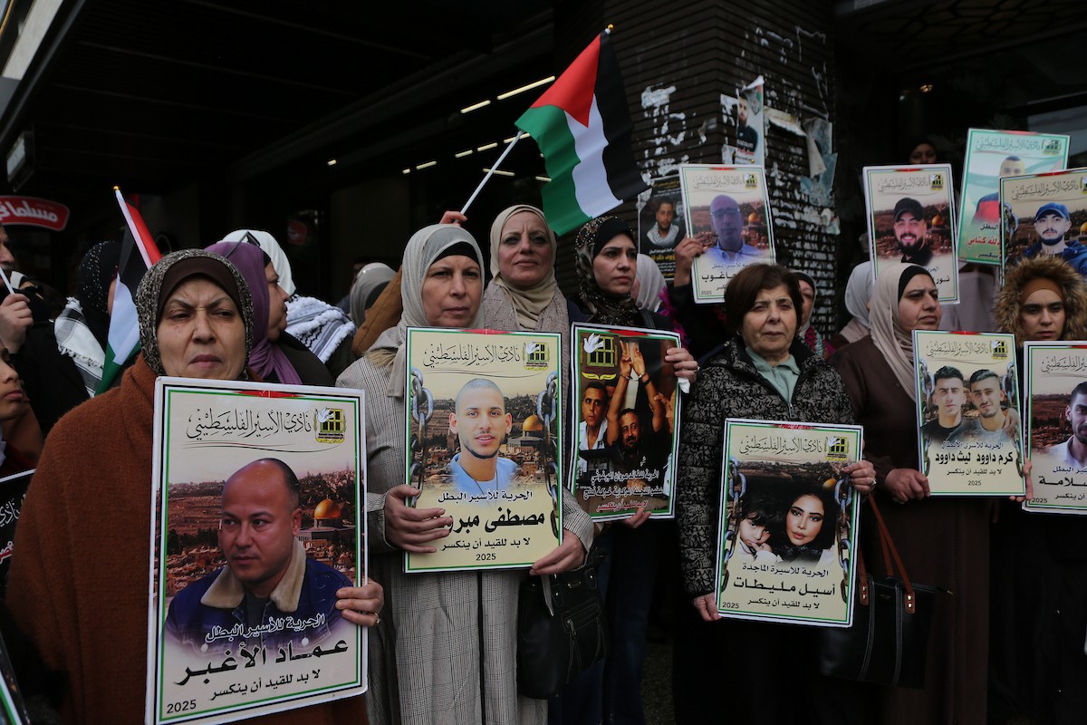 وقفة احتجاجية في نابلس تطالب بالإفراج الأسرى وعدم المساس برواتبهم، 30 ديسمبر/كانون الأول 2025. تصوير: محمد ناصر